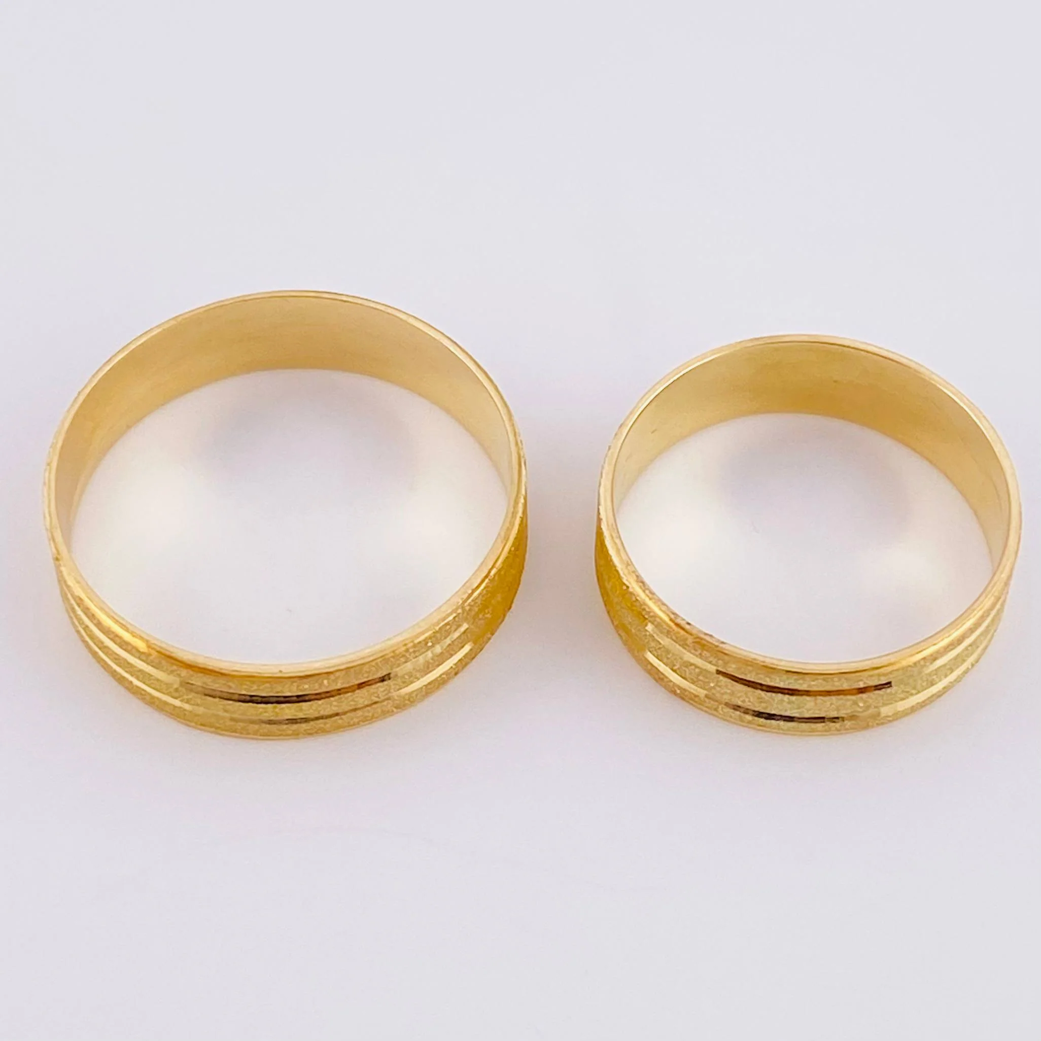 Set Argollas Triple Linea Mate 5.4 g Oro Amarillo 18K (A.C) - Image 2