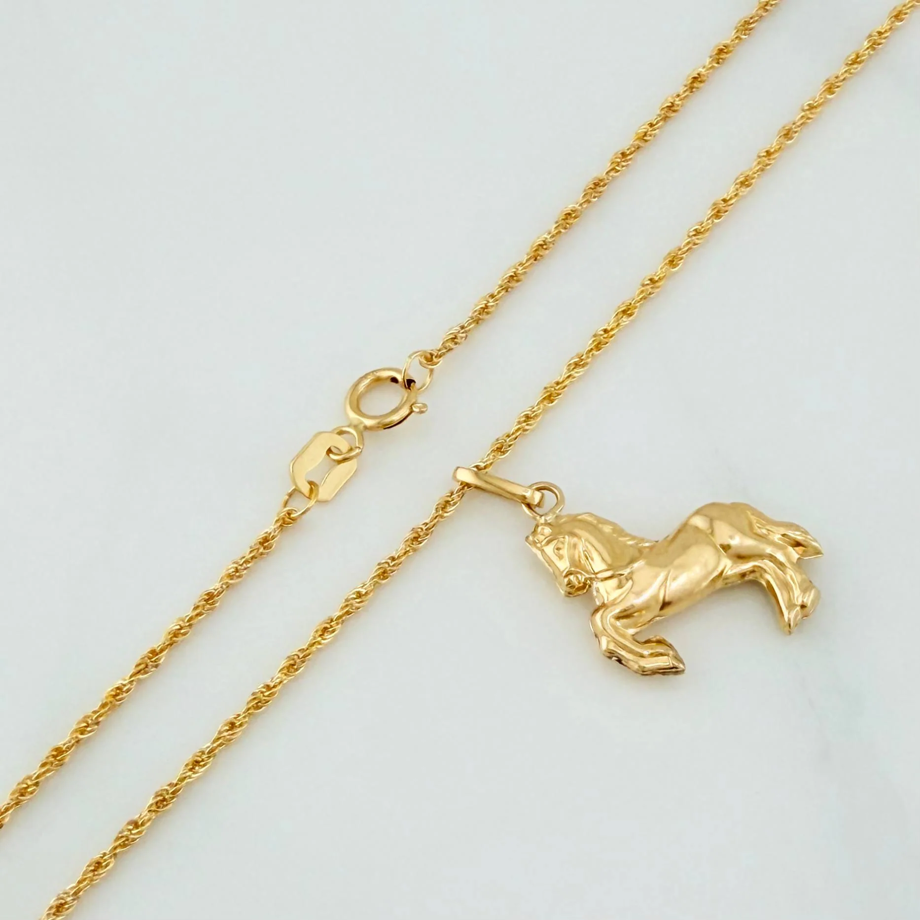 Set Cadena Lazo + Dije Caballo / 2.1gr / 60 cm Oro Amarillo 18K - Image 3