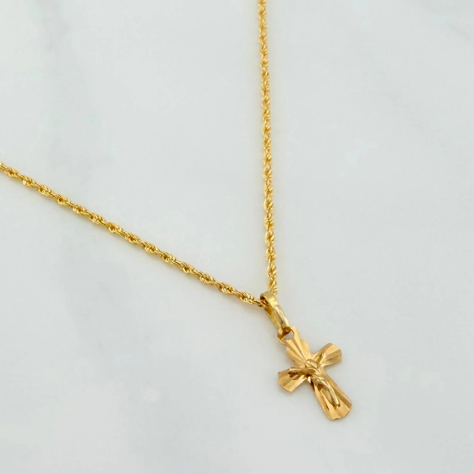 Set Cadena Lazo + Dije Cruz Cristo / 1.5gr / 49.5 cm Oro Amarillo 18K - Image 2