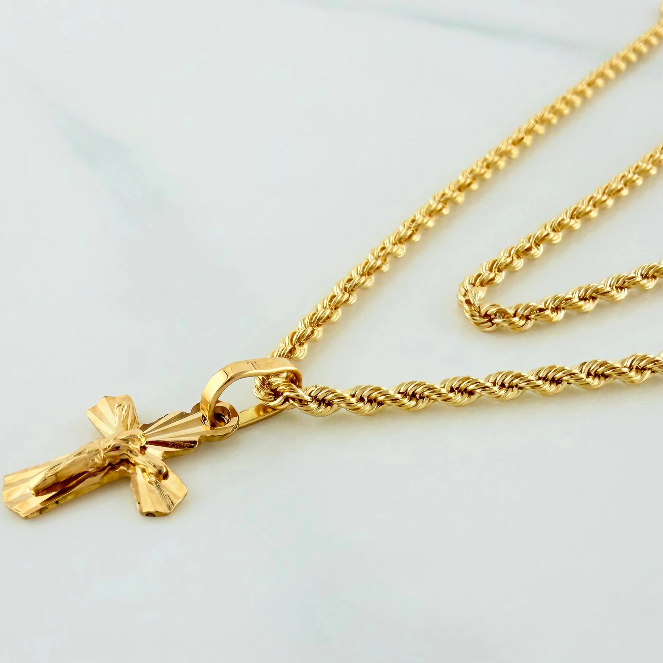 Set Cadena Lazo + Dije Cruz Diamantada / 2,75gr / 60.5 cm Oro Amarillo 18K - Image 3