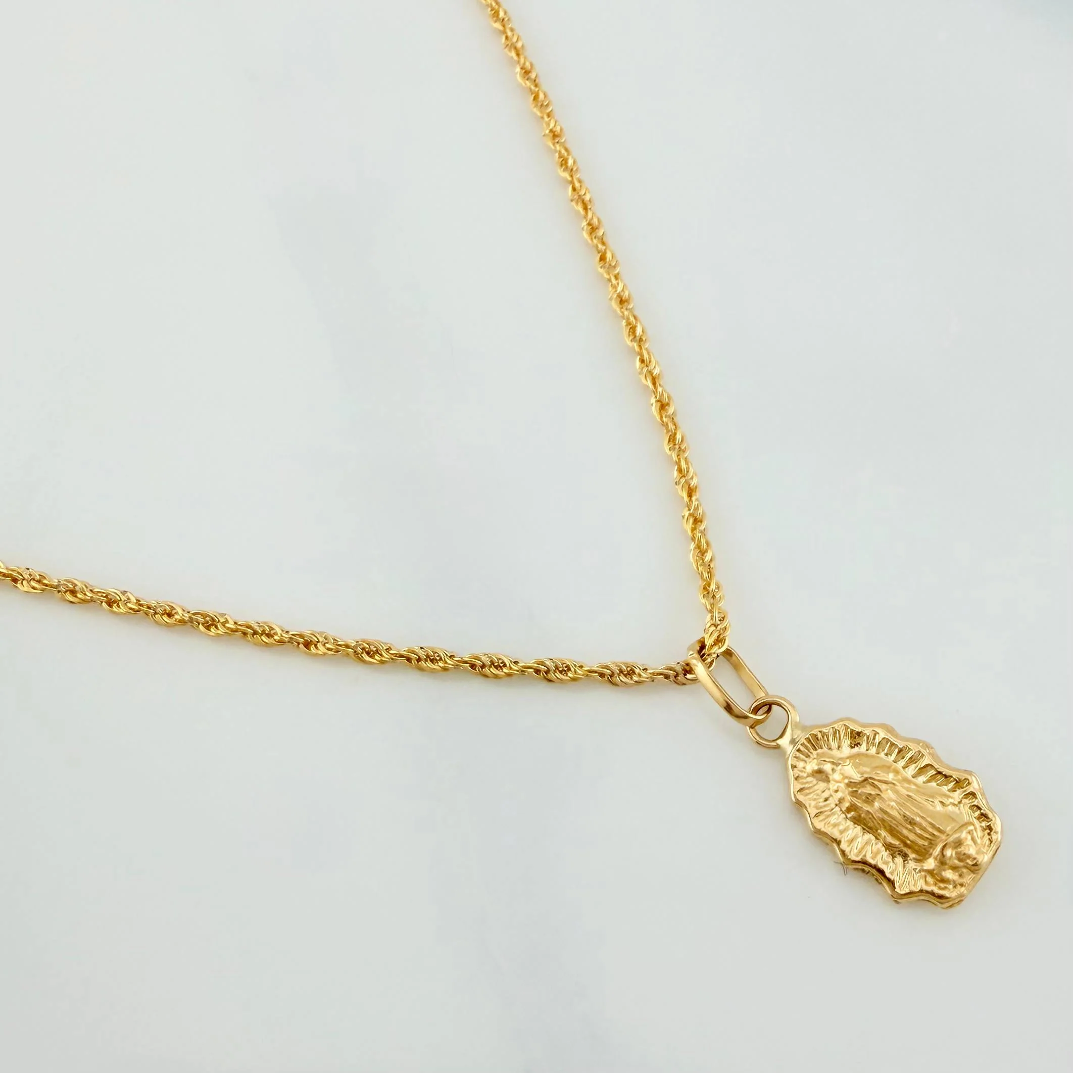 Set Cadena Lazo + Dije Virgen Guadalupe / 1.5gr / 49.5 cm Oro Amarillo 18K - Image 2