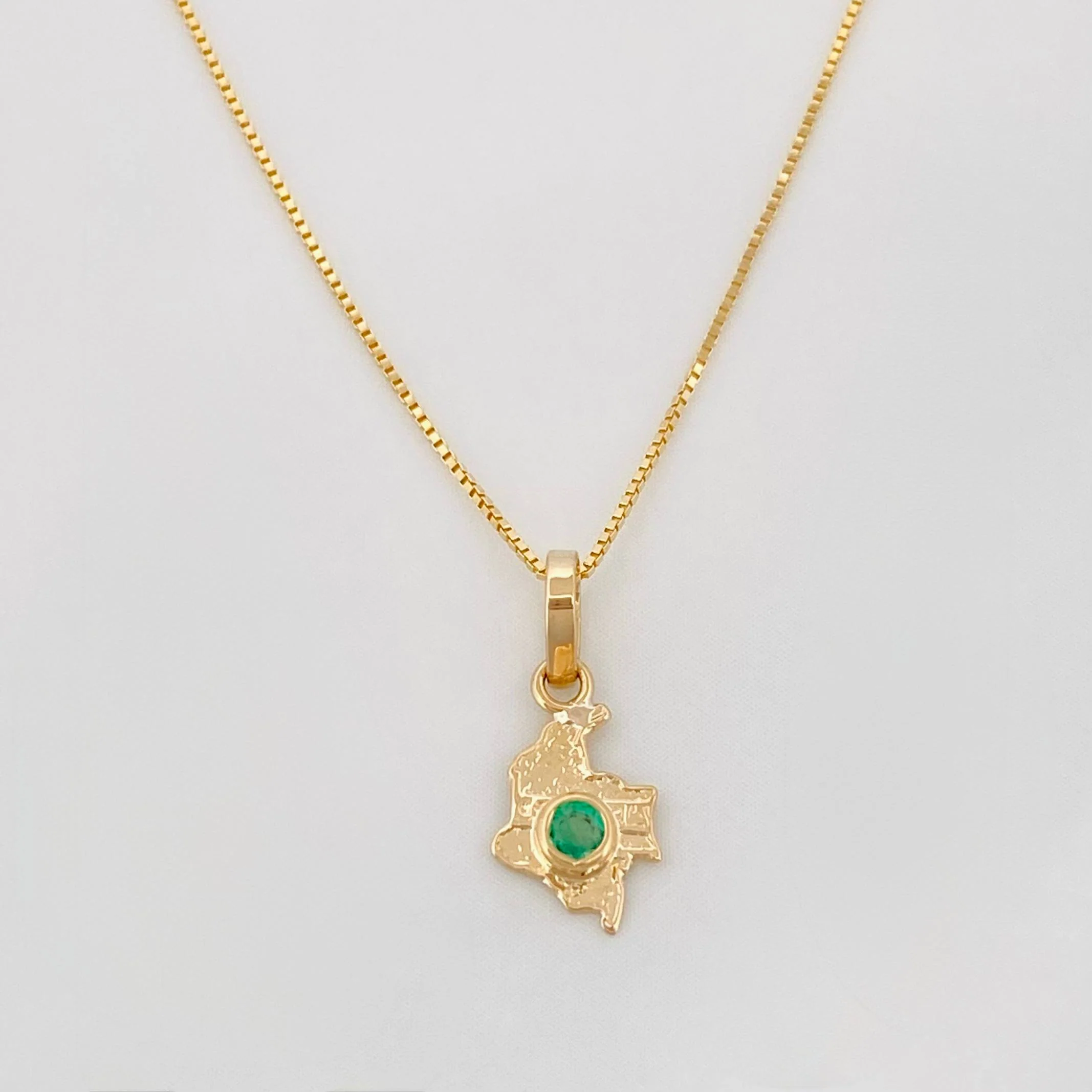 Set Cadena Veneciana + Dije Mapa Esmeralda 03Pts / 1.2 g / 45 cm Oro Amarillo 18K