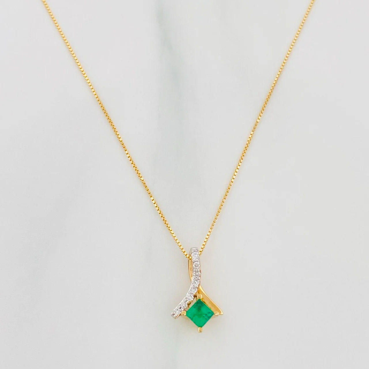 Set Cadena Veneciana + Dije Rombo Lazo Cruzado Esmeralda 15Pts Diamantes 4Pts / 1.65 g / 50 cm Oro Amarillo 18K