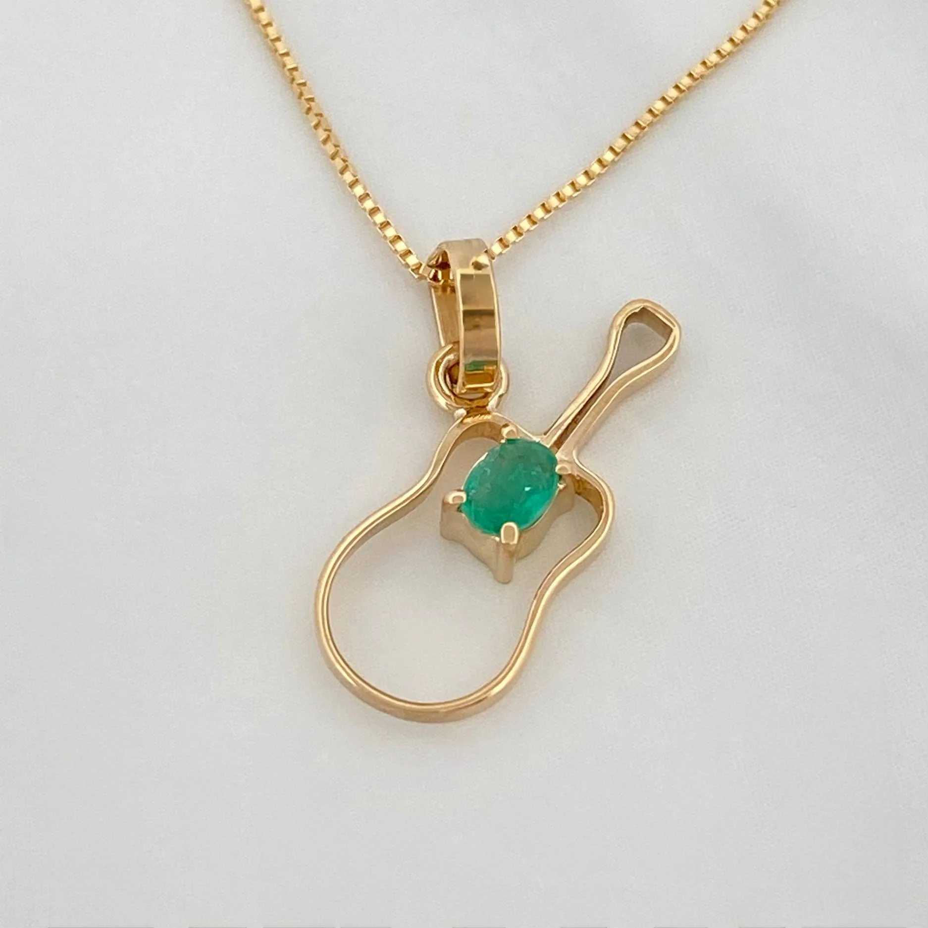Set Cadena Veneciana + Dije Violin esmeralda 0.5 pts / 1.35g / 40cm Oro Amarillo 18K - Image 2