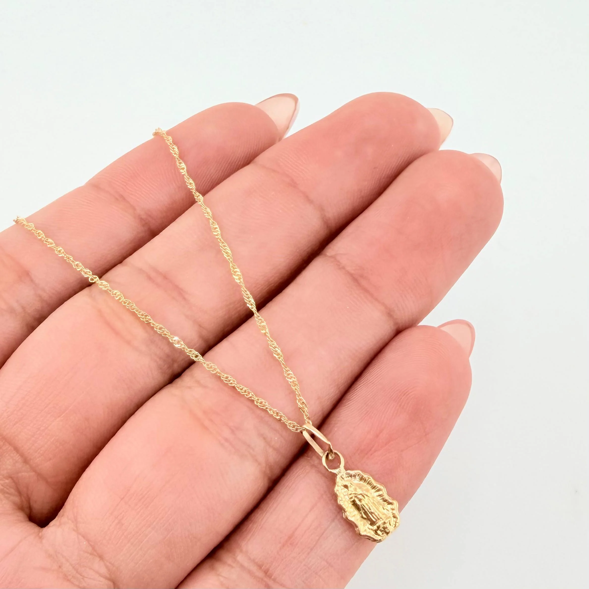 Set Cadena y Dije Singapur + Virgen Guadalupe 1.25gr / 40cm / 0.9mm Oro Amarillo 18K (Oferta) - Image 4