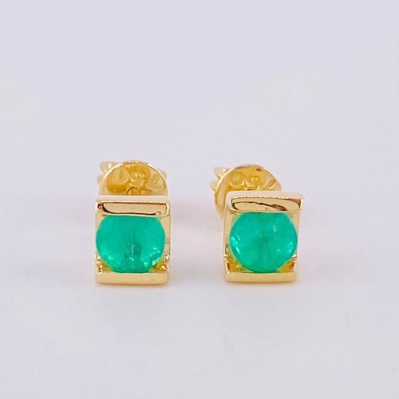 Topos Agarradera Curva Esmeraldas 58pts 1.9gr / 5.7mm Oro Amarillo 18K
