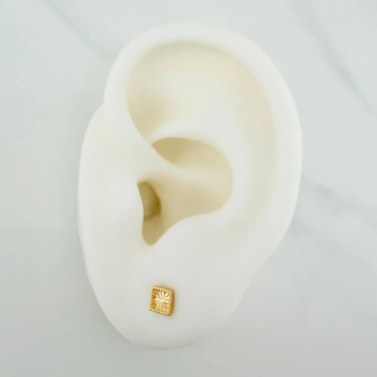 Topos Cuadrado Diamantado 0.6 g / 3.98 mm Oro Amarillo 18K - Image 4