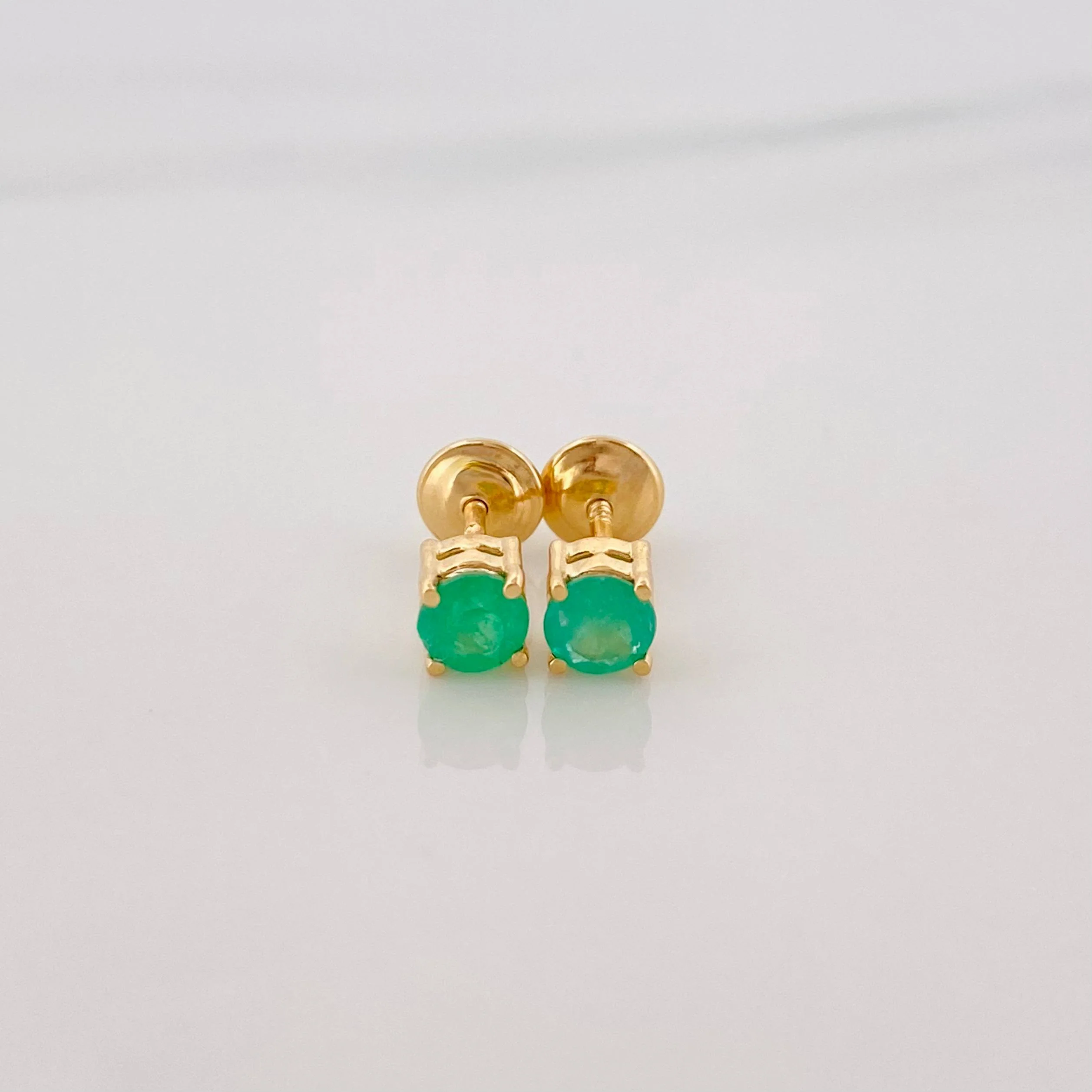 Topos Cuatro Garras Esmeralda 0.23Pts 0.7 g / 2.25 mm Oro Amarillo 18K