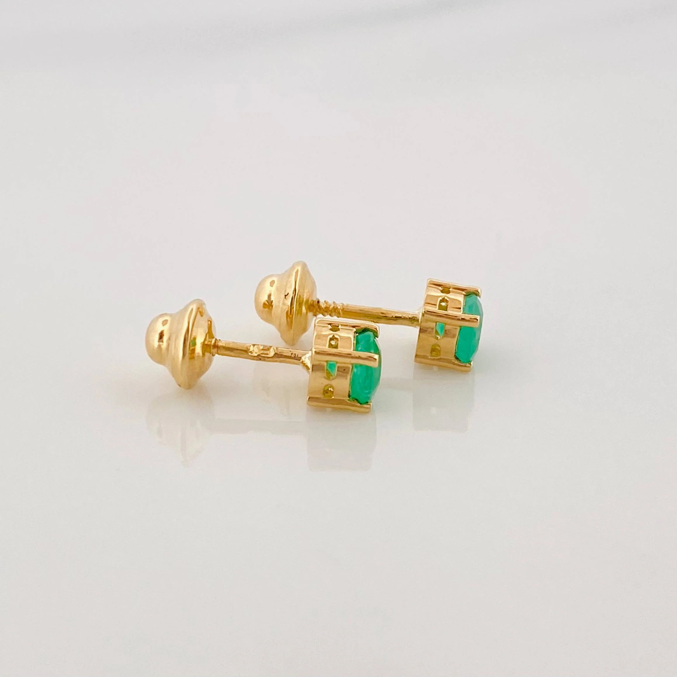 Topos Cuatro Garras Esmeralda 0.23Pts 0.7 g / 2.25 mm Oro Amarillo 18K - Image 2