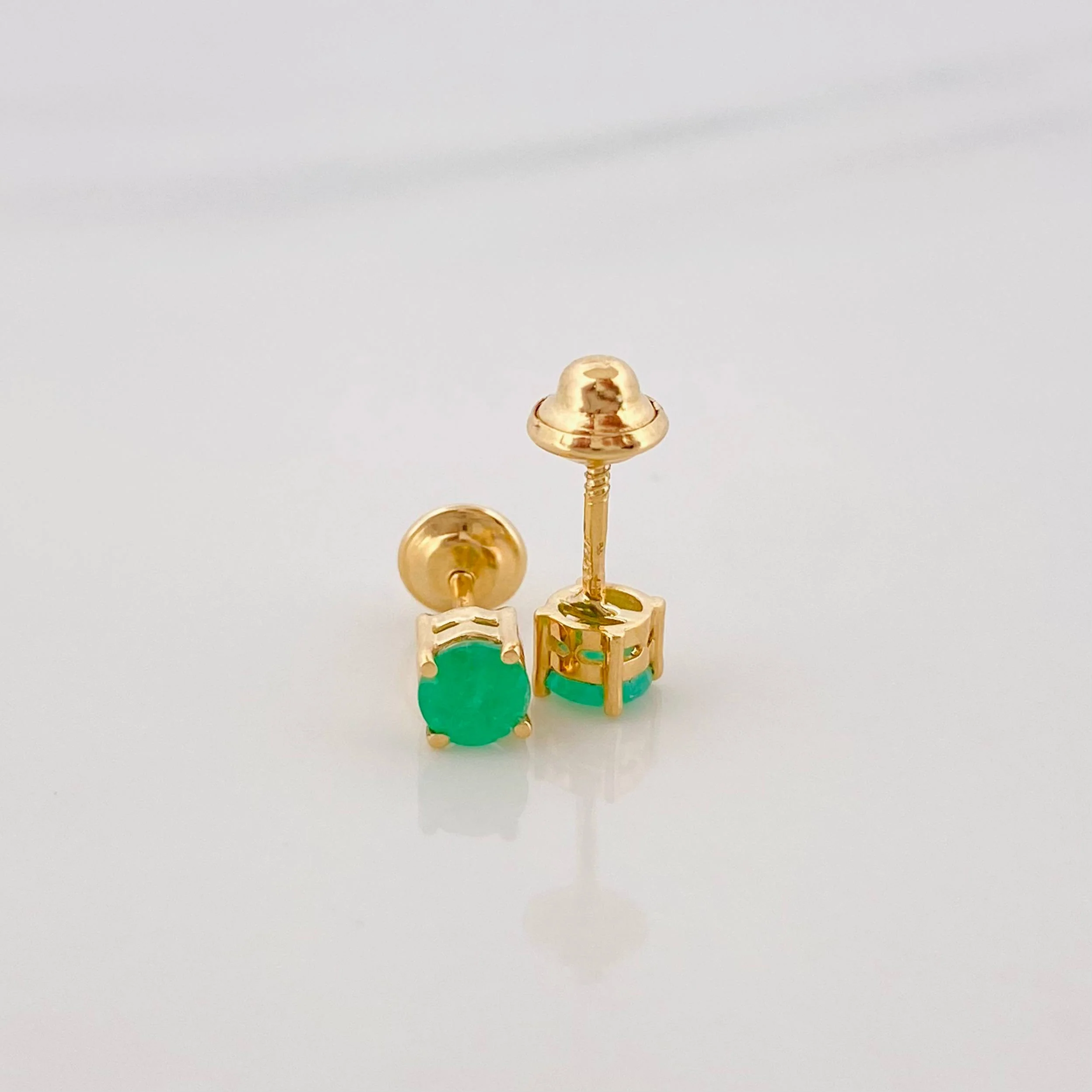 Topos Cuatro Garras Esmeralda 0.23Pts 0.7 g / 2.25 mm Oro Amarillo 18K - Image 3