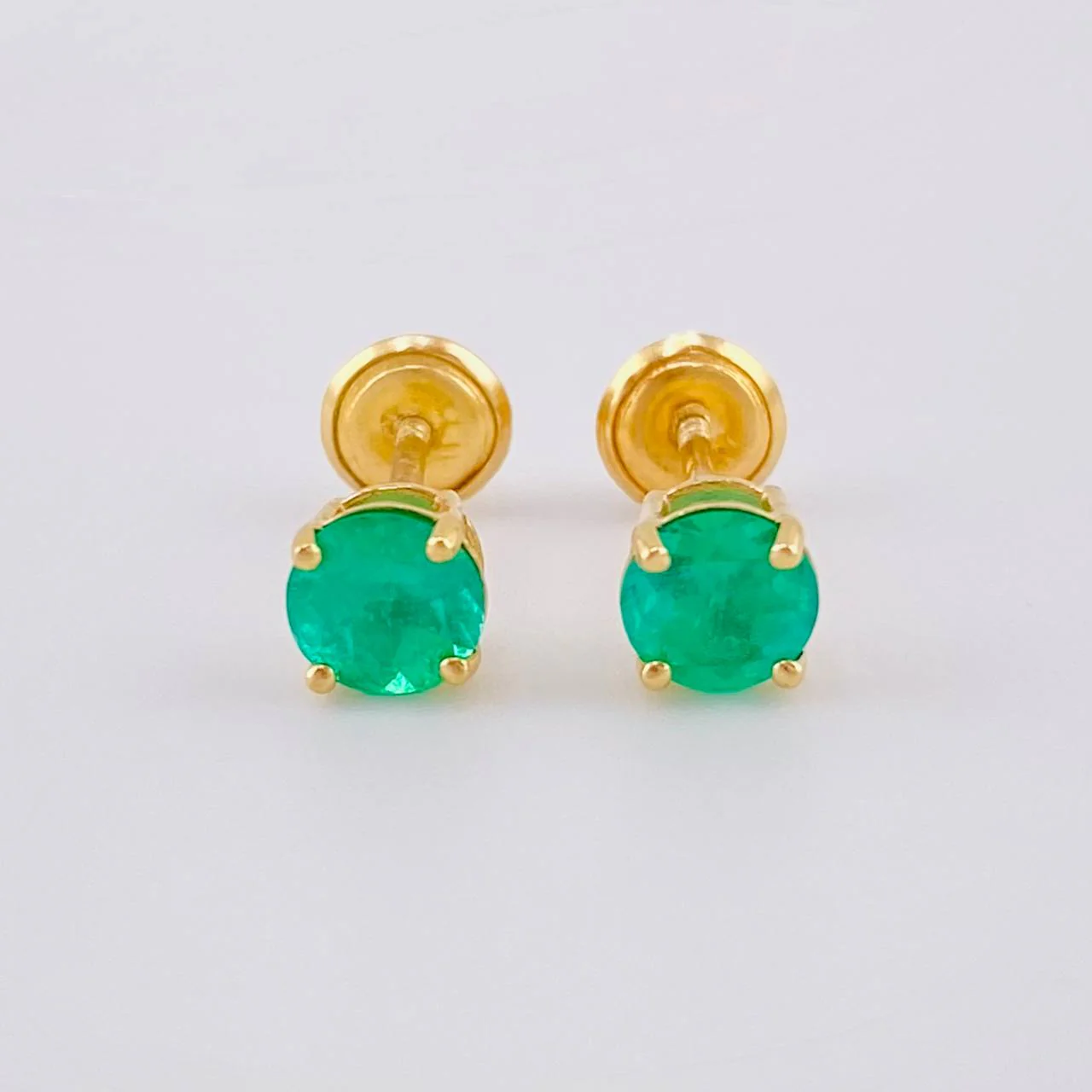 Topos Cuatro Garras Esmeralda 42Pts 1.2 g / 4.9 mm Oro Amarillo 18K