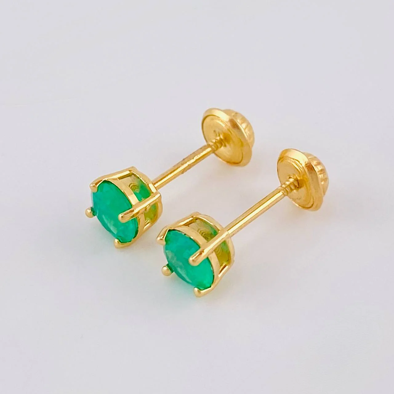 Topos Cuatro Garras Esmeralda 42Pts 1.2 g / 4.9 mm Oro Amarillo 18K - Image 2