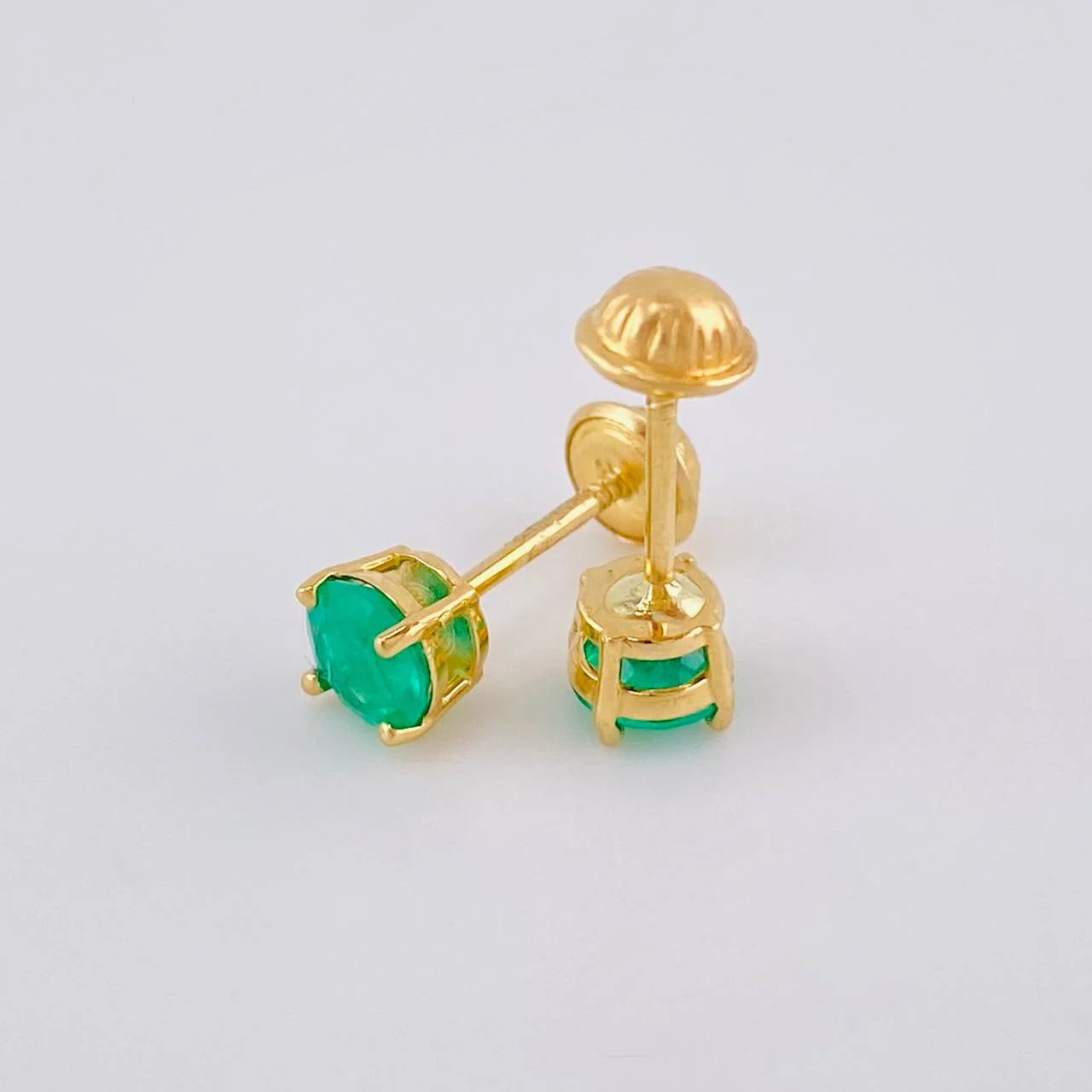 Topos Cuatro Garras Esmeralda 42Pts 1.2 g / 4.9 mm Oro Amarillo 18K - Image 3