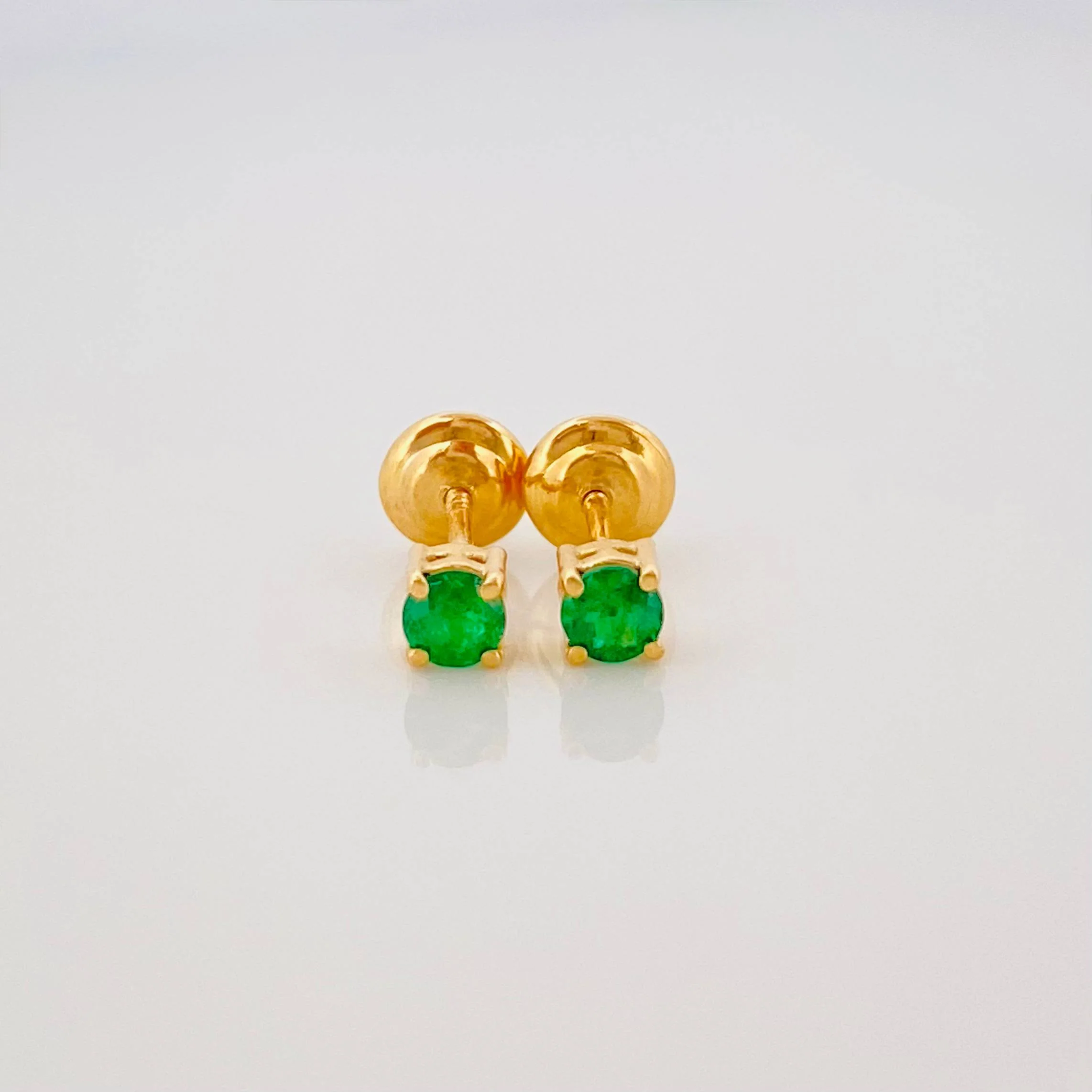 Topos Cuatro Garras Esmeraldas 17 Pts 0.7 g / 2.8 mm Oro Amarillo 18K