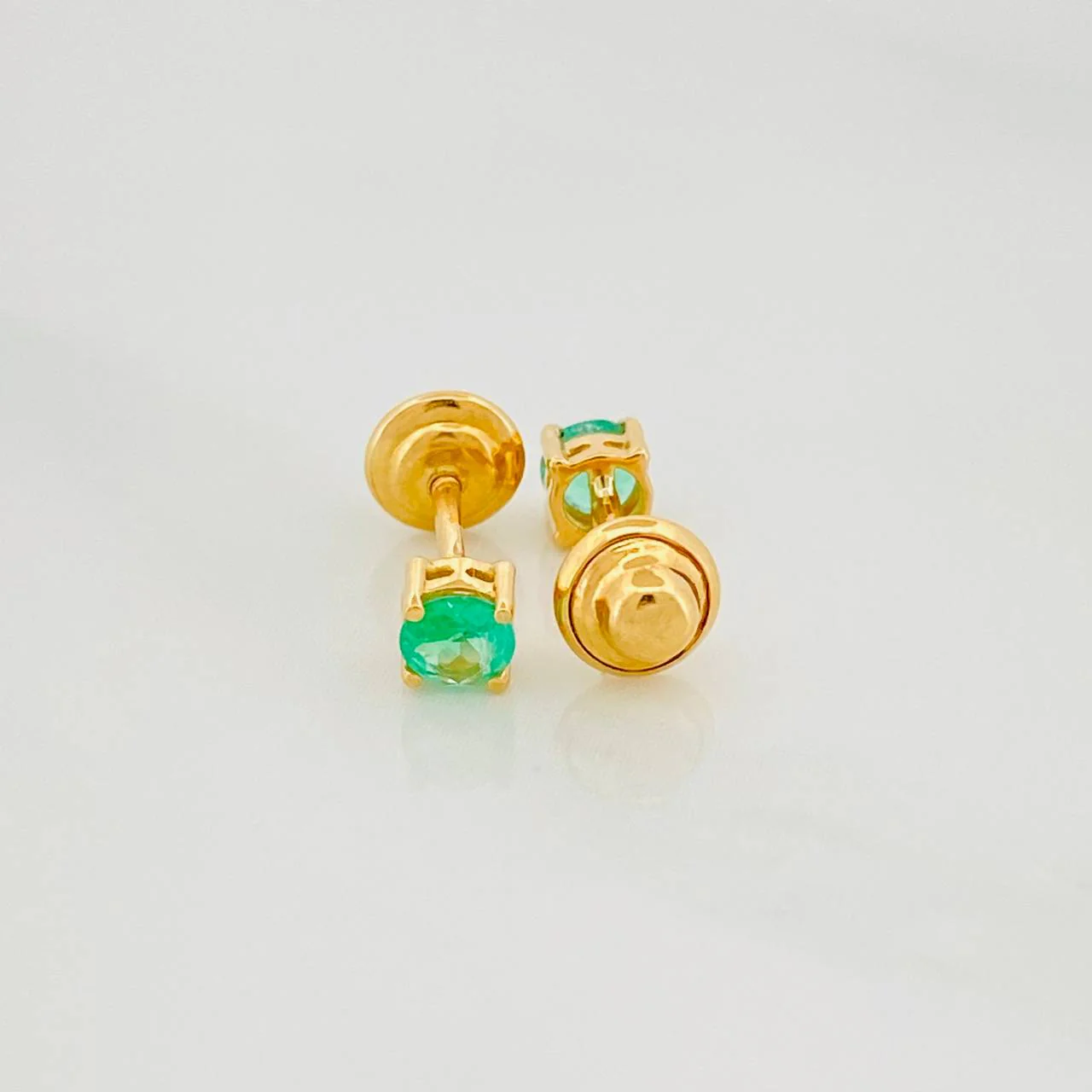 Topos Cuatro Garras Esmeraldas 30Pts 0.75 g / 3.3 mm Oro Amarillo 18K - Image 2