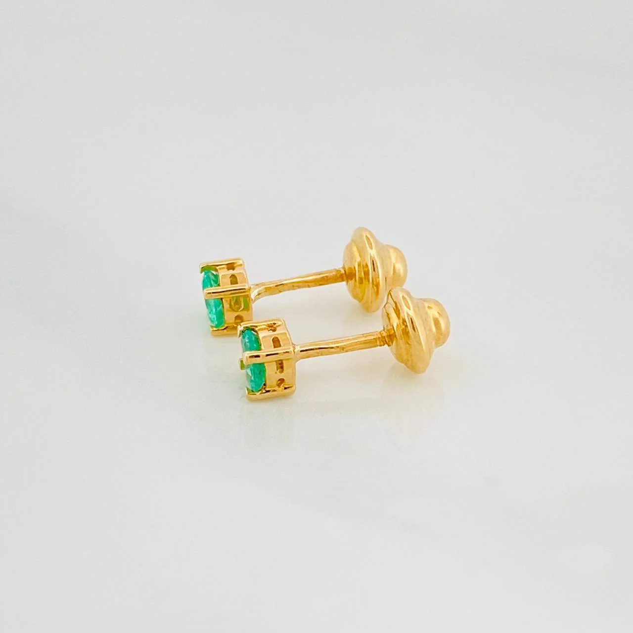 Topos Cuatro Garras Esmeraldas 30Pts 0.8 g / 3.5 mm Oro Amarillo 18K - Image 3