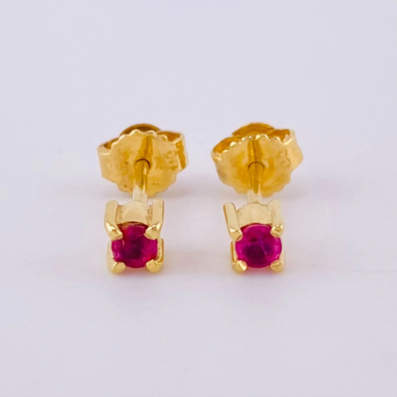 Topos Cuatro Garras Rubies 20Pts 1.05 g / 3 mm Oro Amarillo 18K