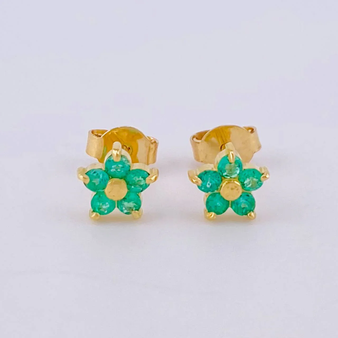 Topos Flor 5 Petalos Esmeraldas 15Pts 1.15 g / 5.45 mm Oro Amarillo 18K