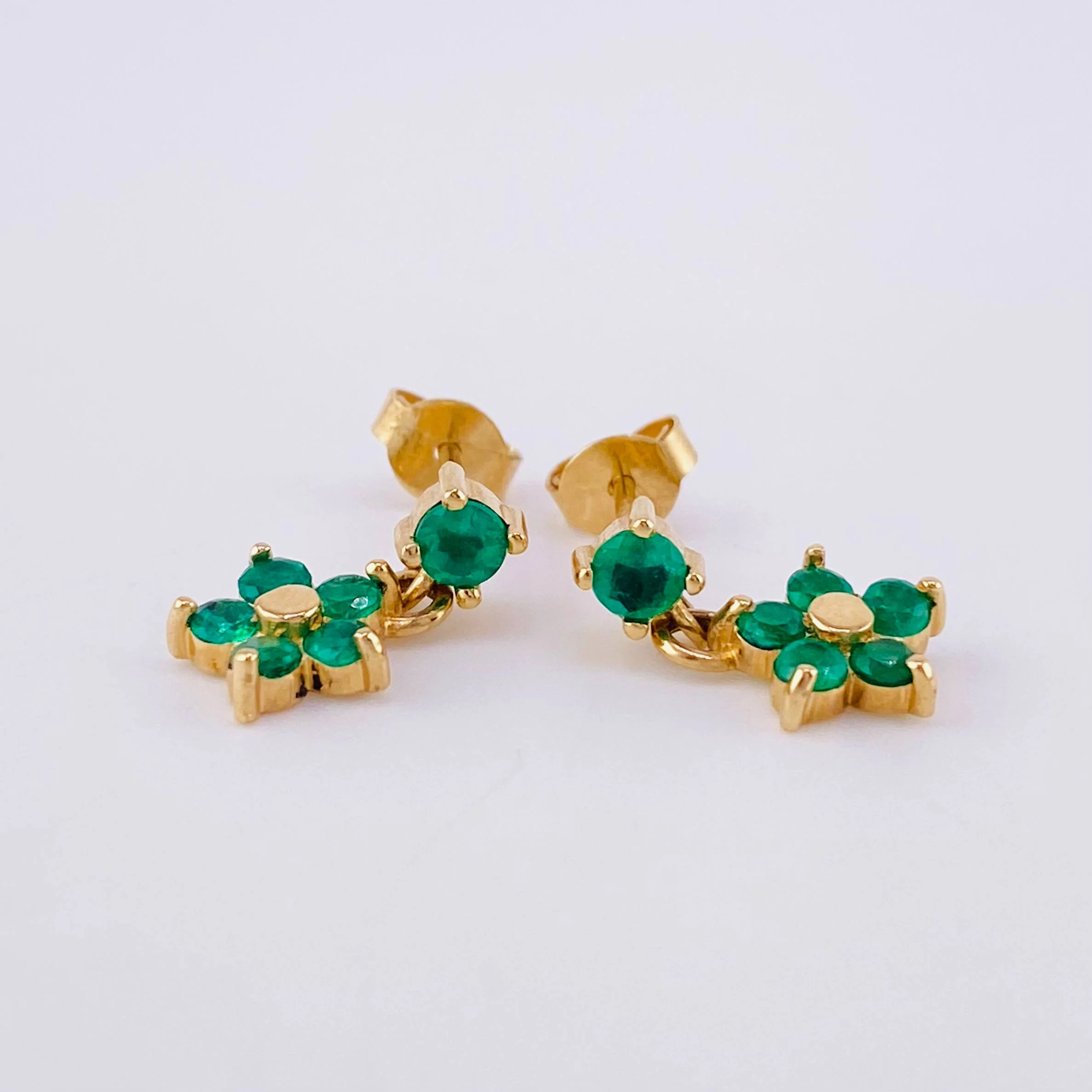 Topos Flor Colgante Esmeraldas 60pts 2.55gr / 1.5cm / Oro Amarillo 18K