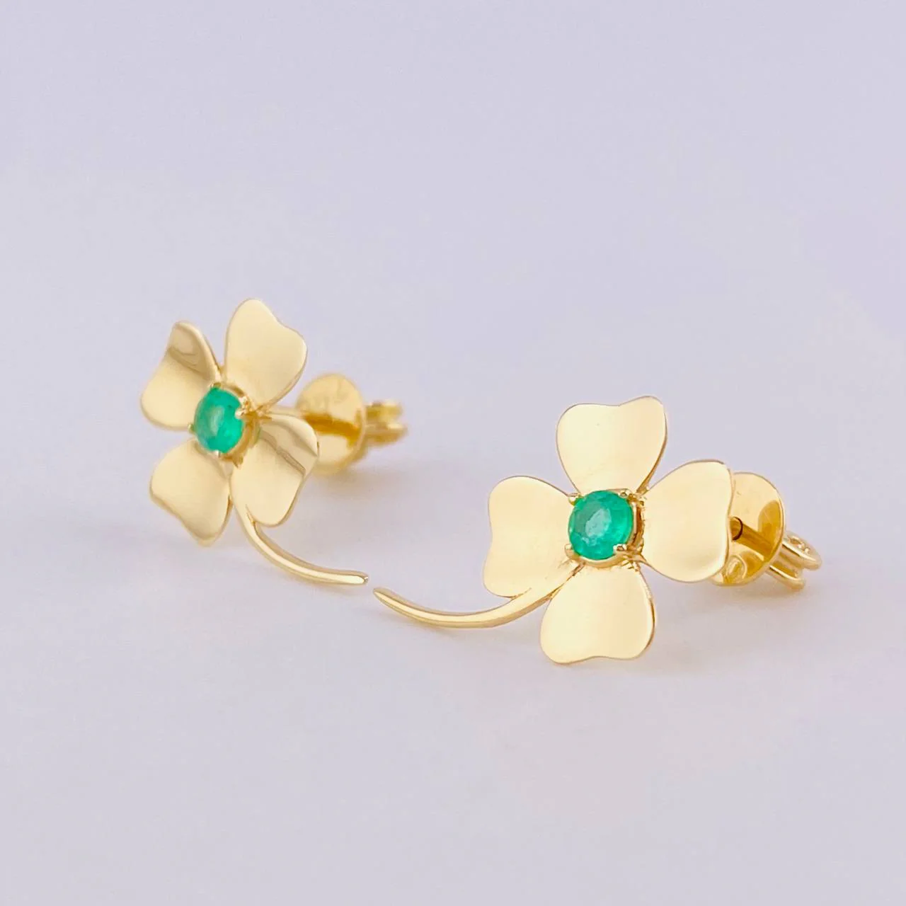 Topos Flor De La Suerte Esmeraldas 17pts 1.95gr / 1.6cm / Oro Amarillo 18K © - Image 2
