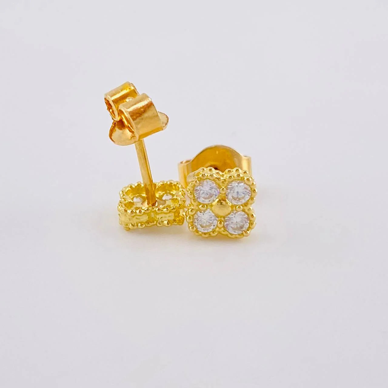 Topos Flor Trebol 1.35 g / 5.6 mm Oro Amarillo 18K - Image 3