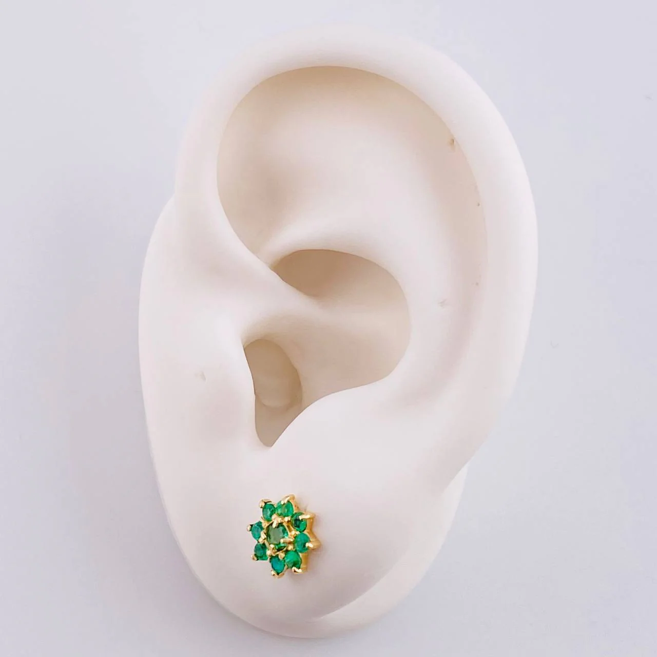 Topos Floreados Esmeraldas 60Pts 1.85 g / 8 mm Oro Amarillo 18K - Image 4