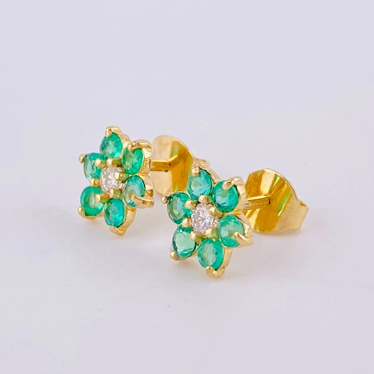 Topos Floreados Esmerladas 35Pts Diamante 7Pts 1.8 g / 8 mm Oro Amarillo 18K - Image 2