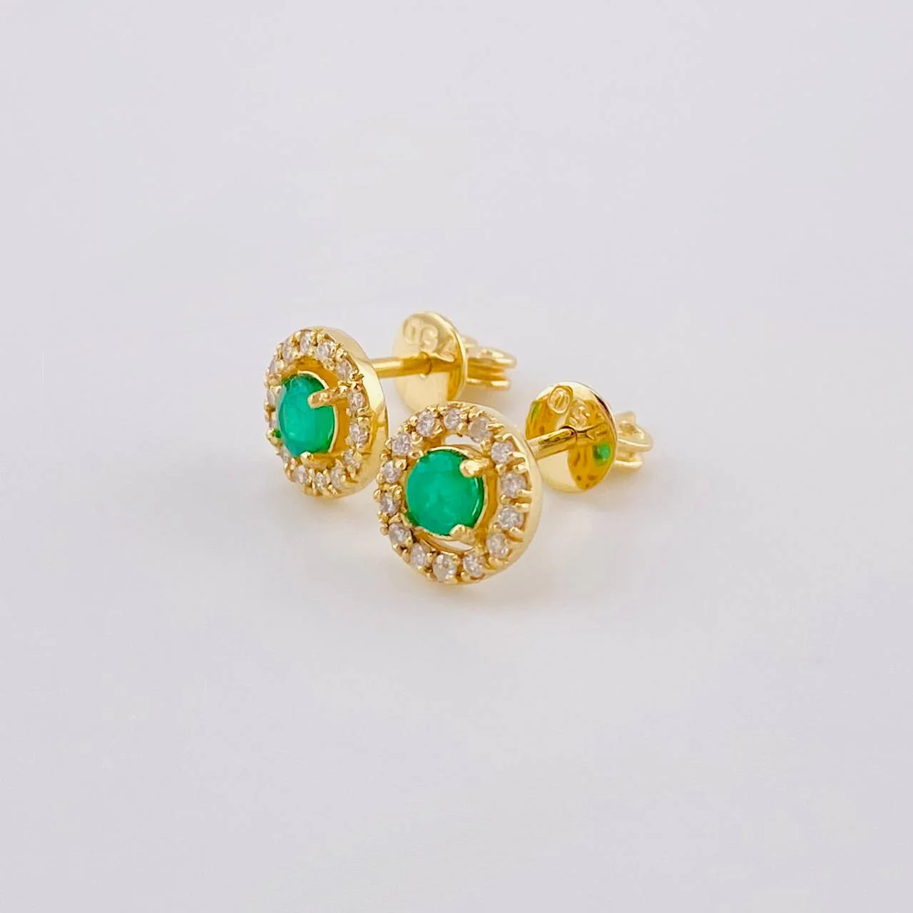 Topos Halo Esmeraldas 36Pts Diamantes 5Pts 1.8 g / 7.1 mm Oro Amarillo 18K - Image 2