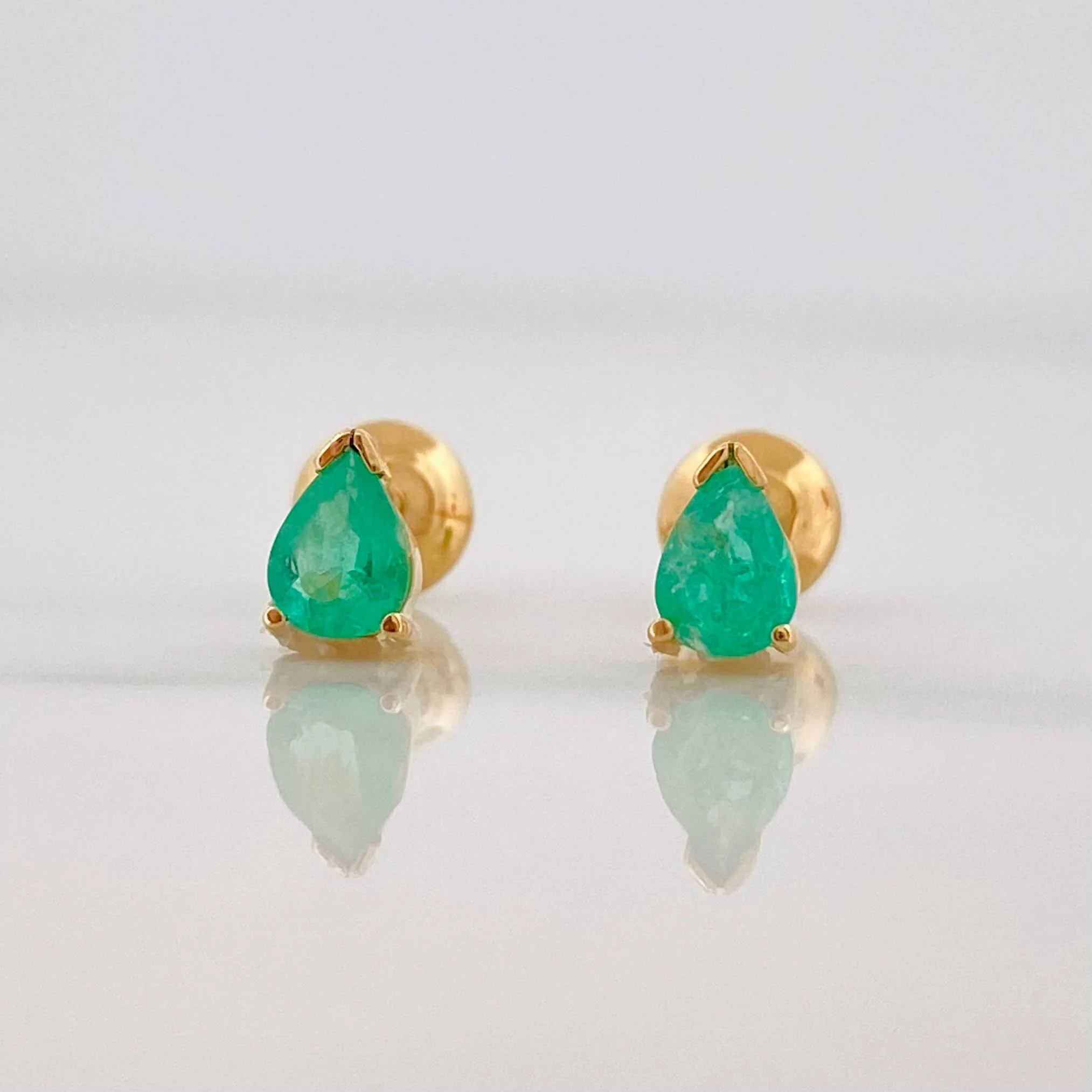 Topos Lagrima esmeralda 0.19pts Esmeralda 1pts 0.8g / 3.82mm Oro Amarillo 18K