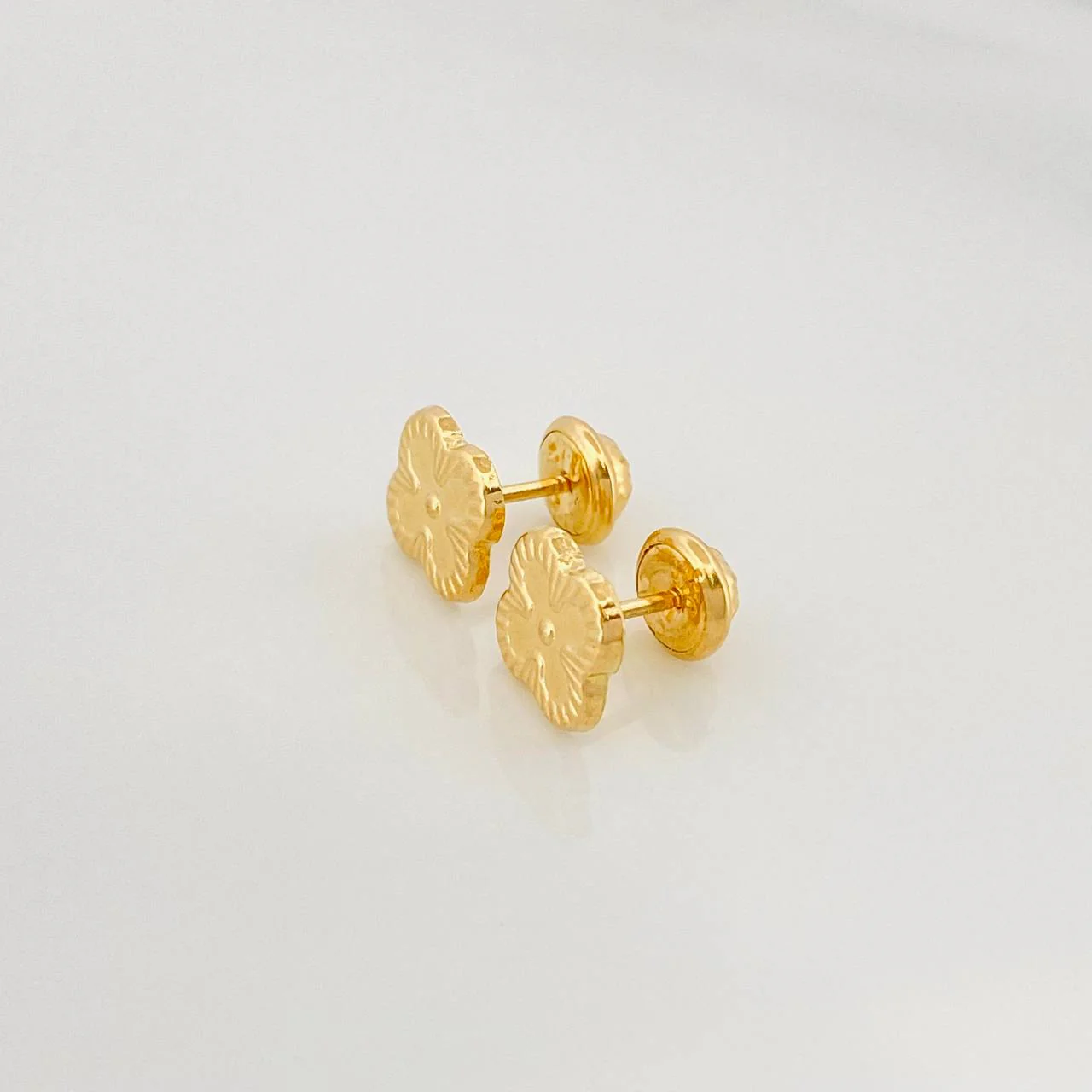 Topos Trebol 0.8 g / 7.1 mm Oro Amarillo 18K - Image 2