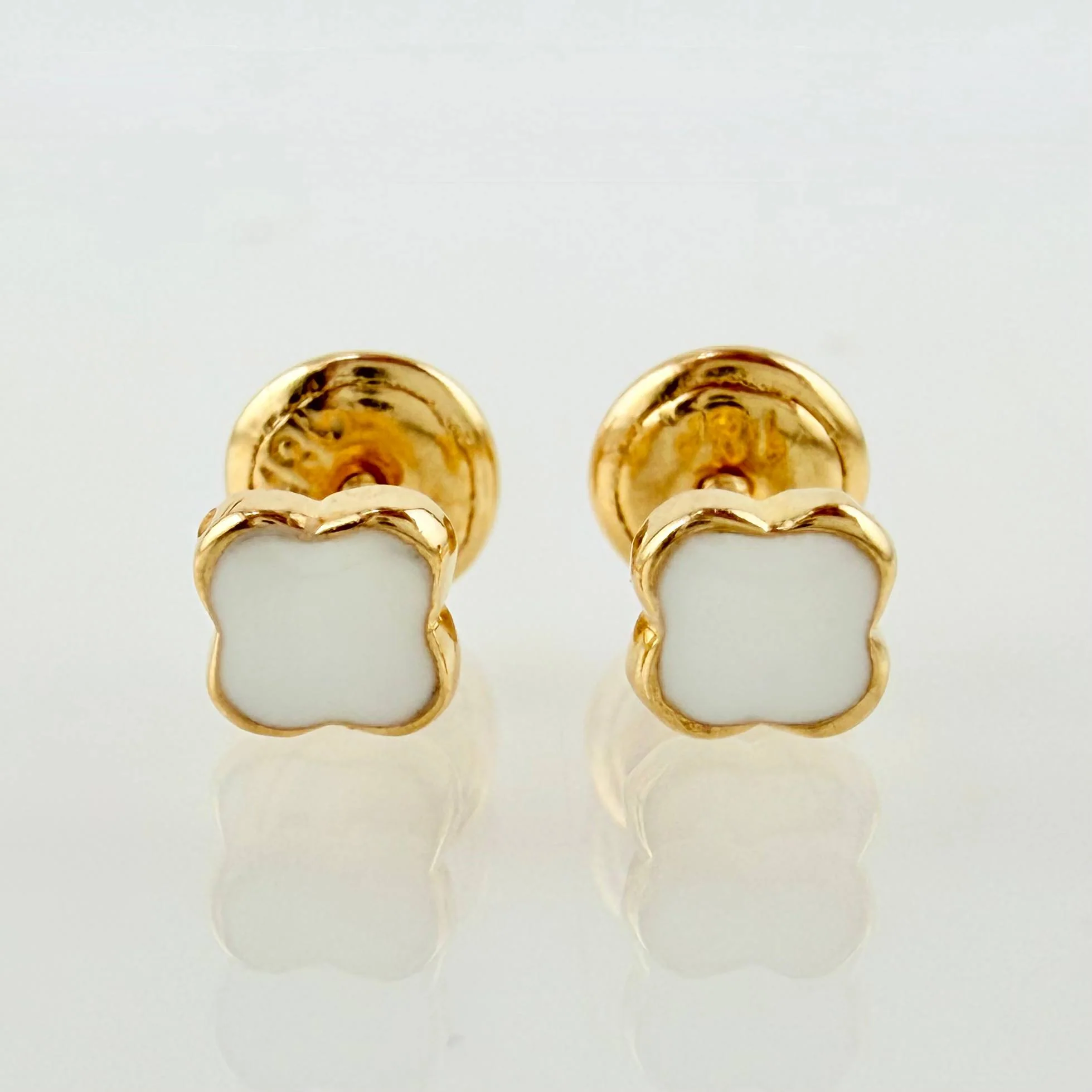Topos Trebol Blanco 0.8gr / 4.6mm Oro Amarillo 18K