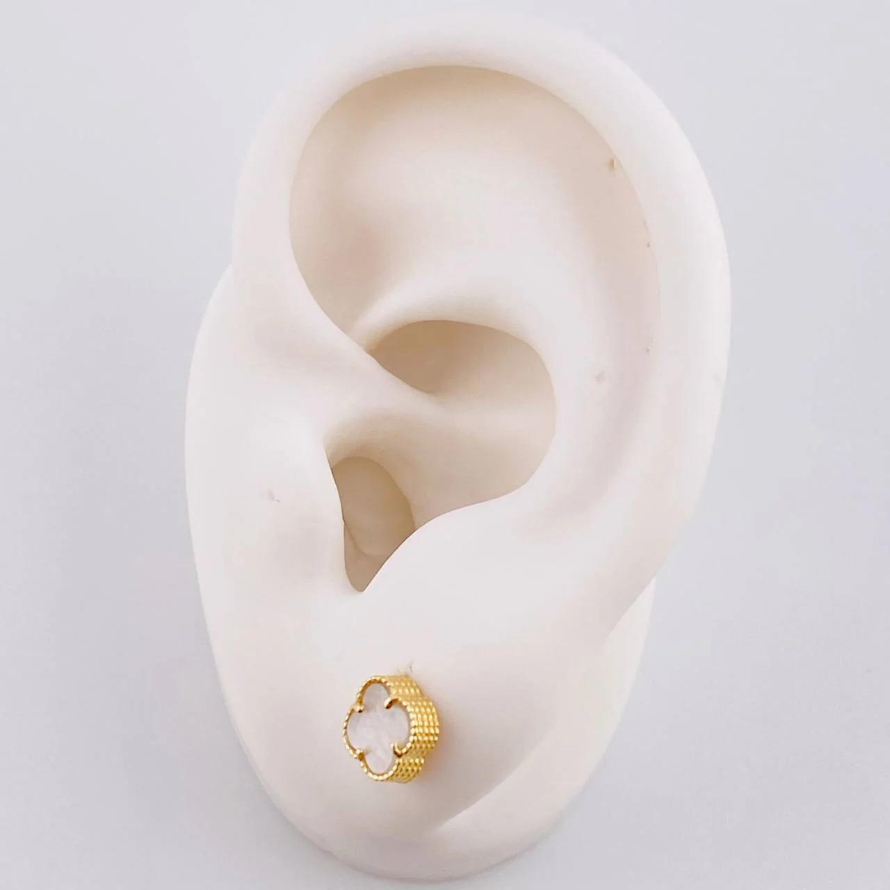 Topos Trebol Blanco 1.3 g / 6.3 mm Oro Amarillo 18K - Image 4