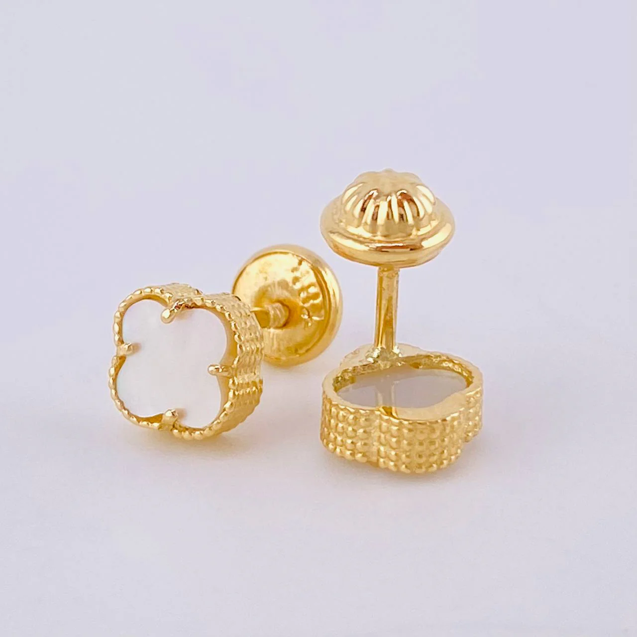 Topos Trebol Blanco 1.35 g / 6.1 mm Oro Amarillo 18K - Image 3