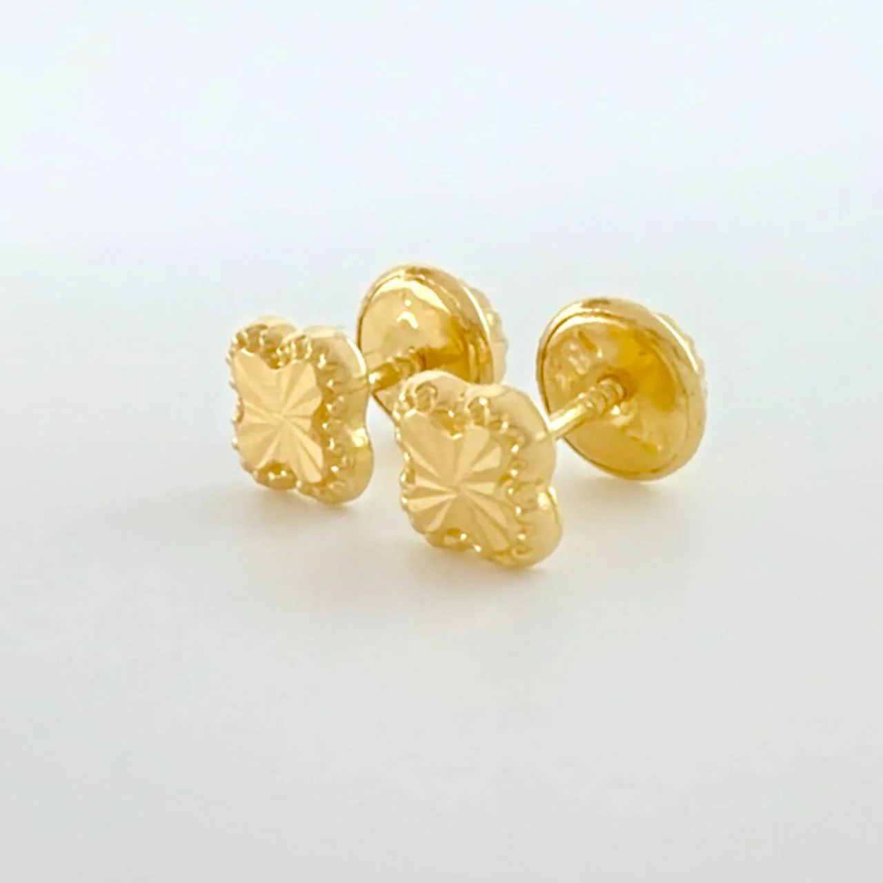 Topos Trébol Diamantado 0.55g / 5.2mm Oro Amarillo 18K - Image 2