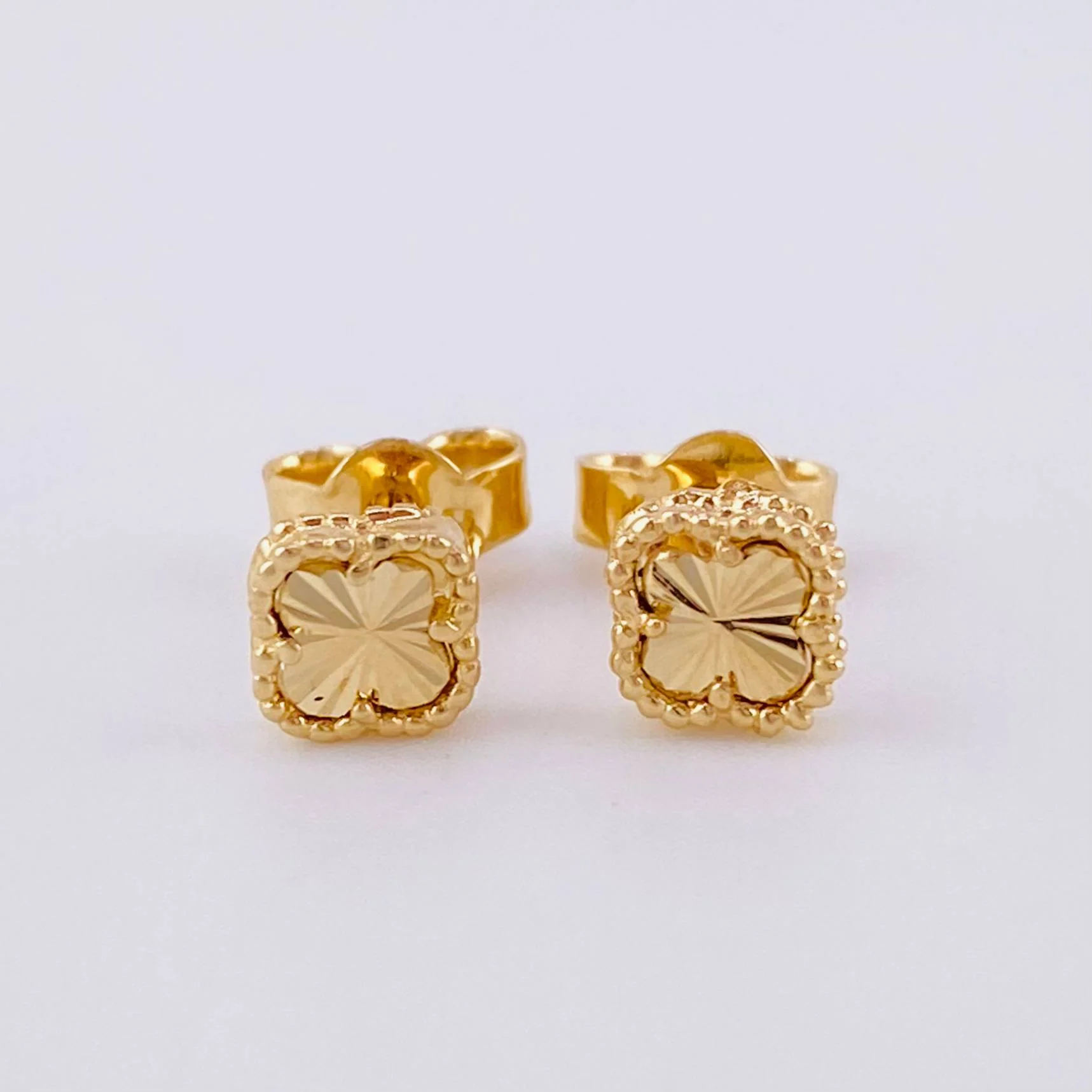 Topos Trebol Diamantado 1.25 g / 5.2 mm Oro Amarillo 18K