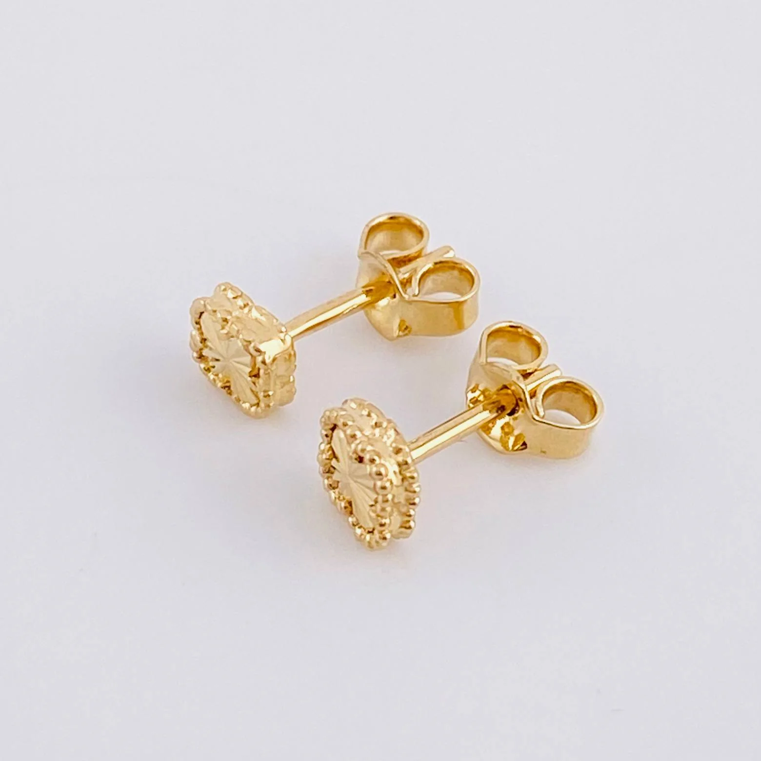 Topos Trebol Diamantado 1.25 g / 5.4 mm Oro Amarillo 18K - Image 3
