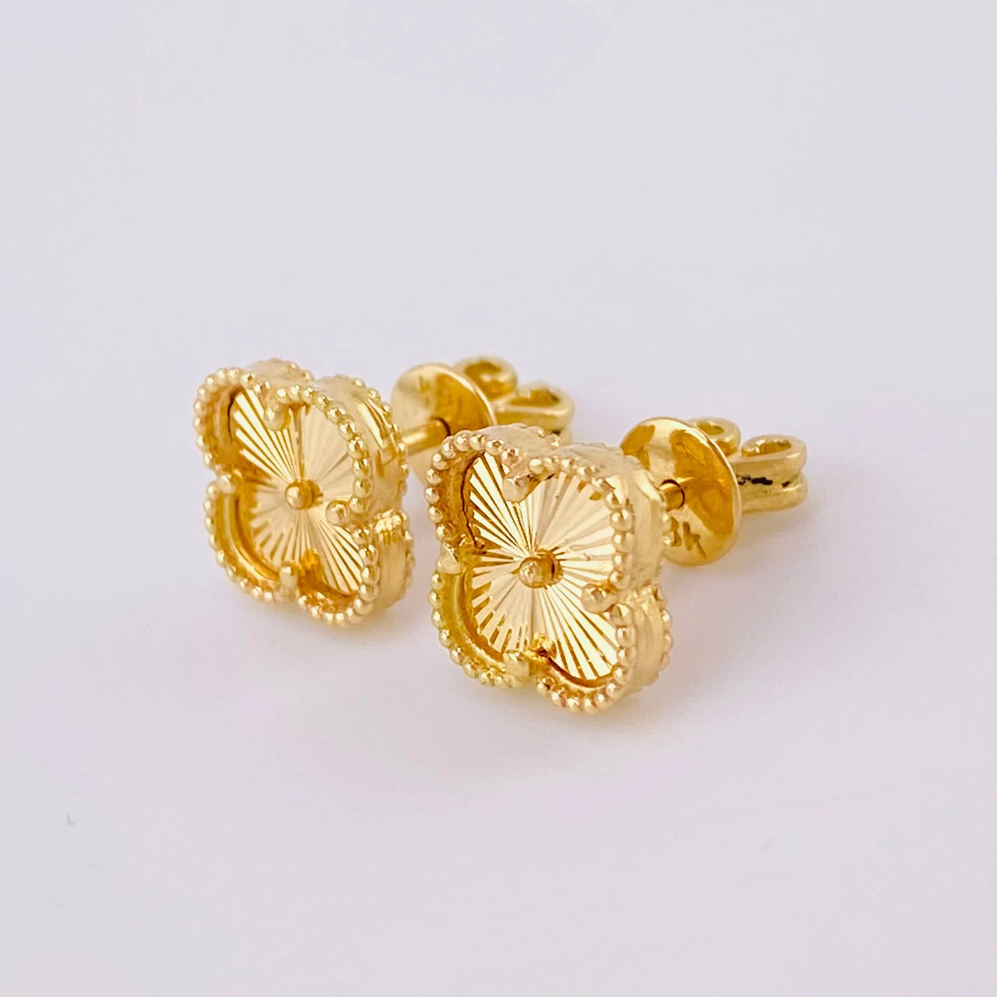 Topos Trebol Diamantado 2.95 g / 8.5 mm Oro Amarillo 18K - Image 2