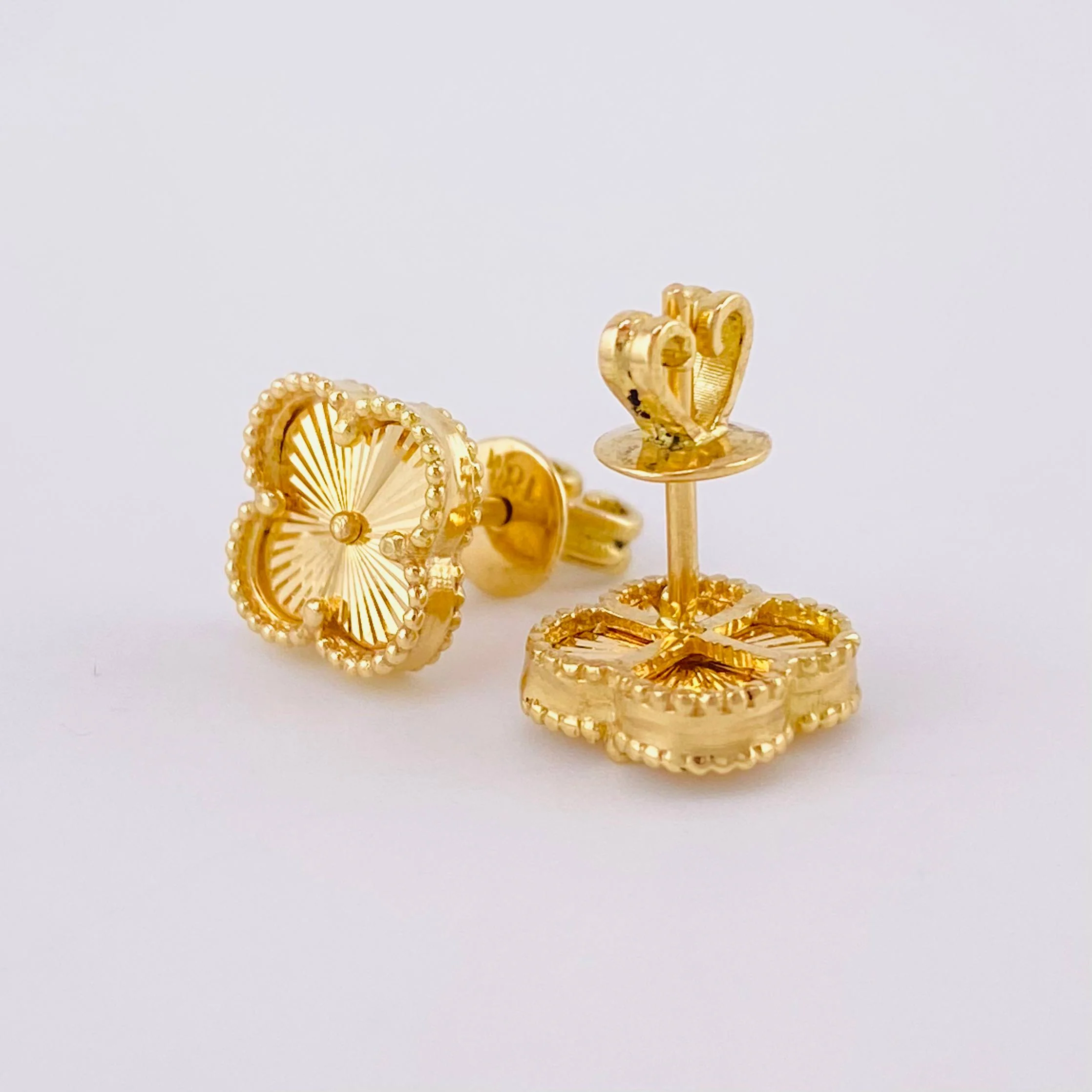 Topos Trebol Diamantado 2.95 g / 8.5 mm Oro Amarillo 18K - Image 3