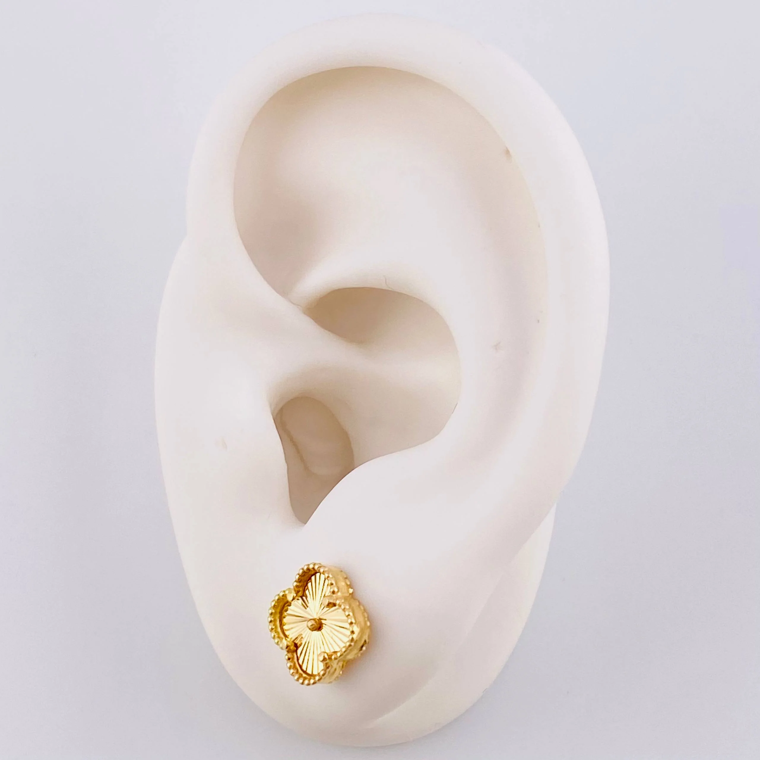Topos Trebol Diamantado 2.95 g / 8.5 mm Oro Amarillo 18K - Image 4