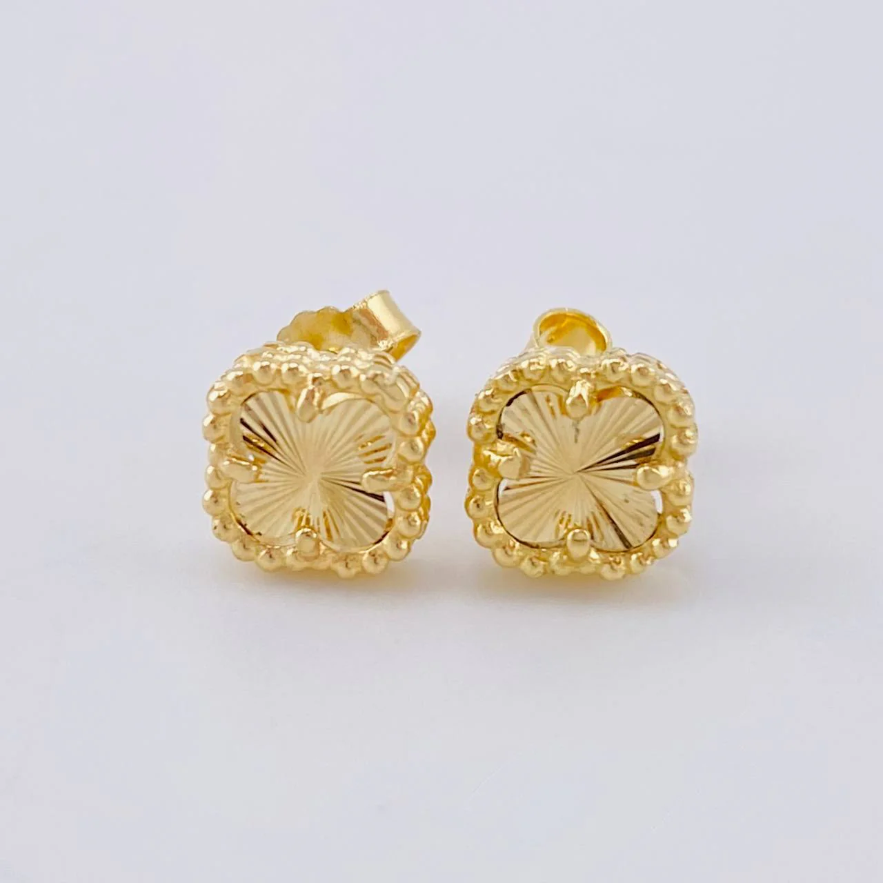 Topos Trebol Diamantado 2 g / 7.2 mm Oro Amarillo 18K