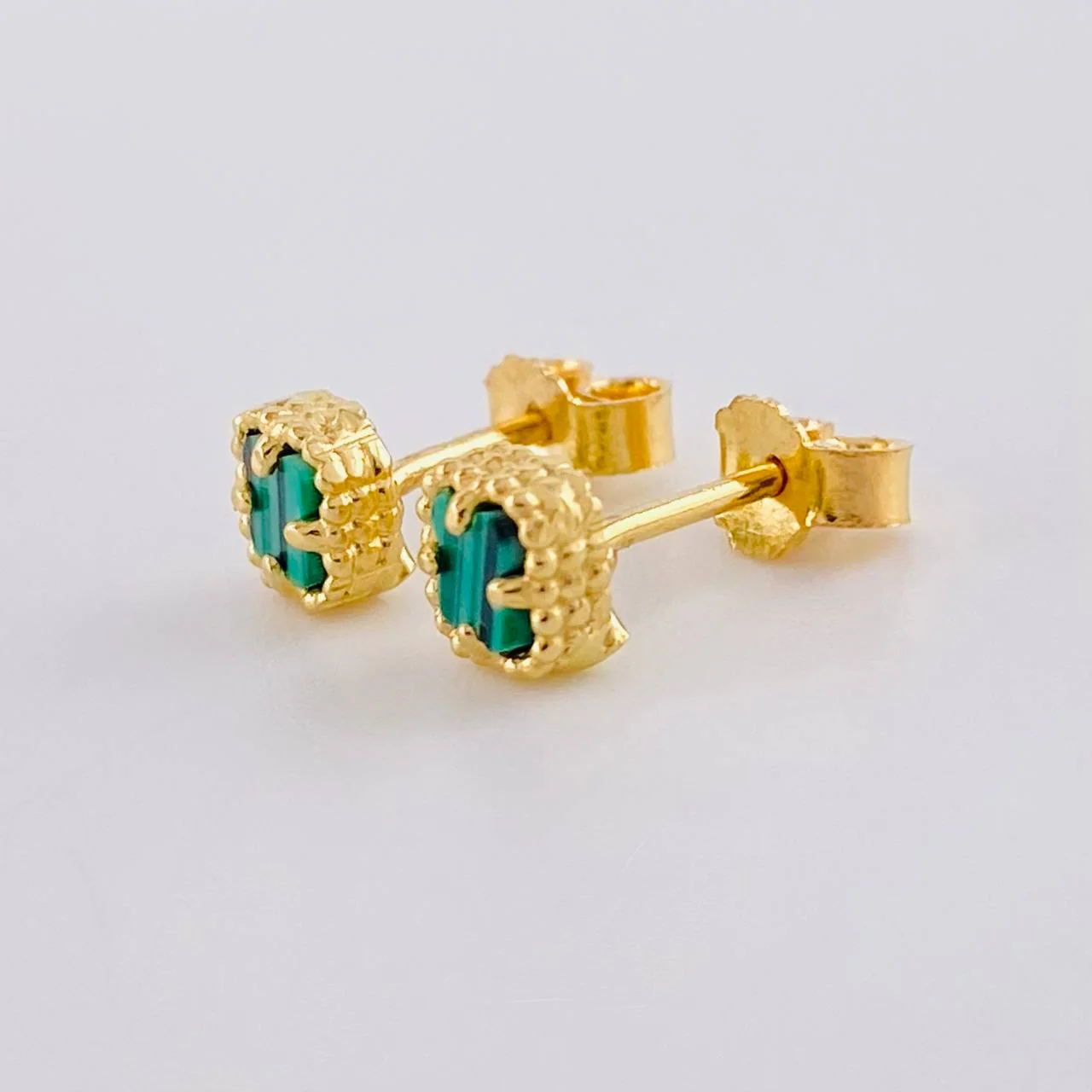 Topos Trébol Malaquita 1.25g / 5.05mm Oro Amarillo 18K - Image 2