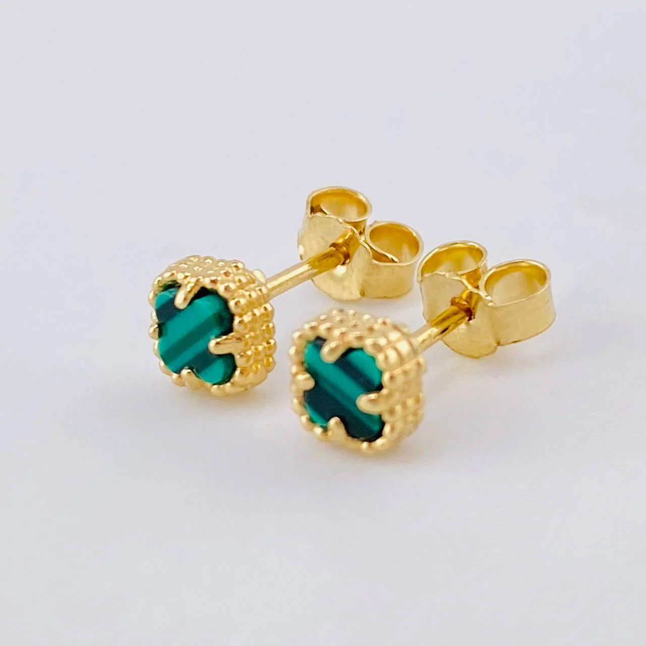 Topos Trebol Malaquita Verde 1.15 g / 5.1 mm Oro Amarillo 18K - Image 2