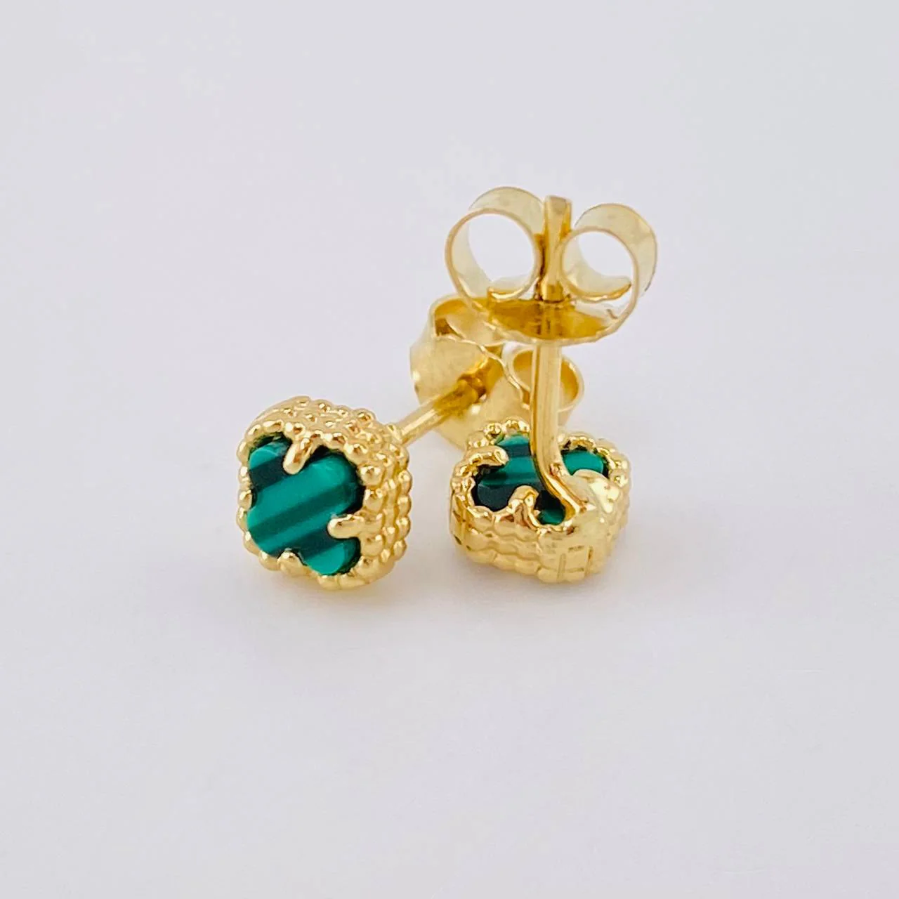 Topos Trebol Malaquita Verde 1.15 g / 5.1 mm Oro Amarillo 18K - Image 3