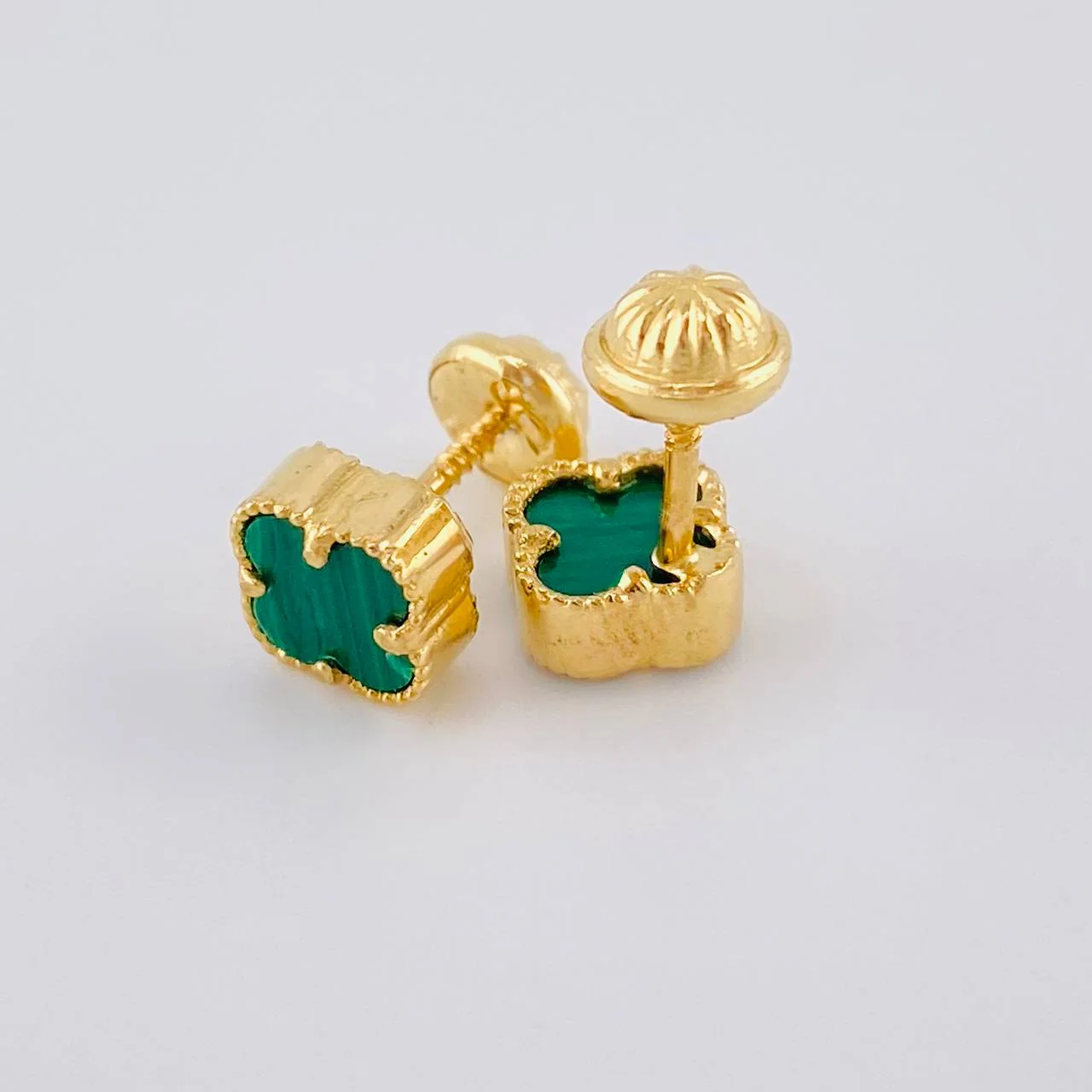 Topos Trebol Malaquita Verde 1.75 g / 6.35 mm Oro Amarillo 18K - Image 3