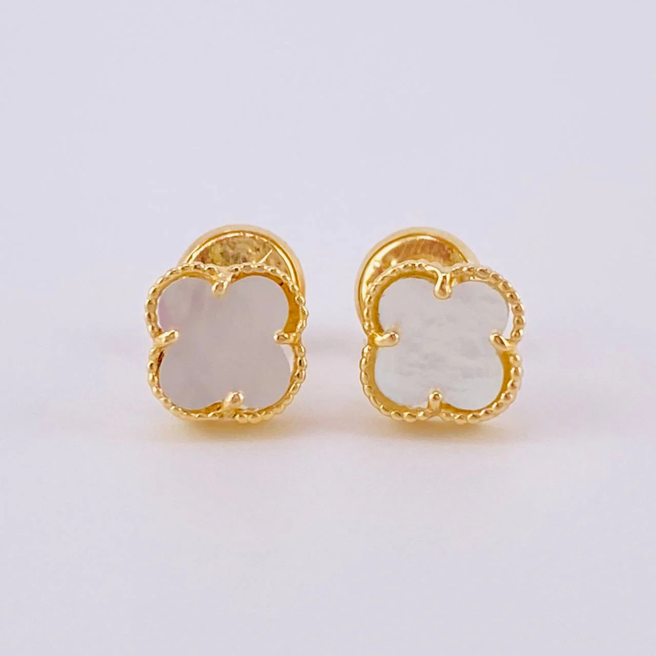 Topos Trebol Nacar Blanco 1.35 g / 5.8 mm Oro Amarillo 18K