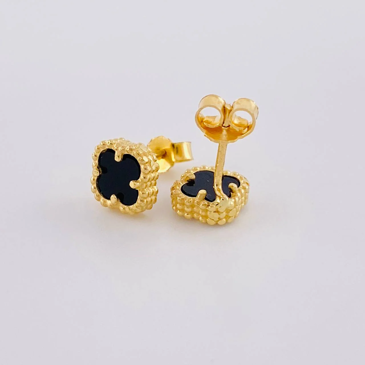 Topos Trébol Ónix 2.05g / 7.3mm Oro Amarillo 18K - Image 3