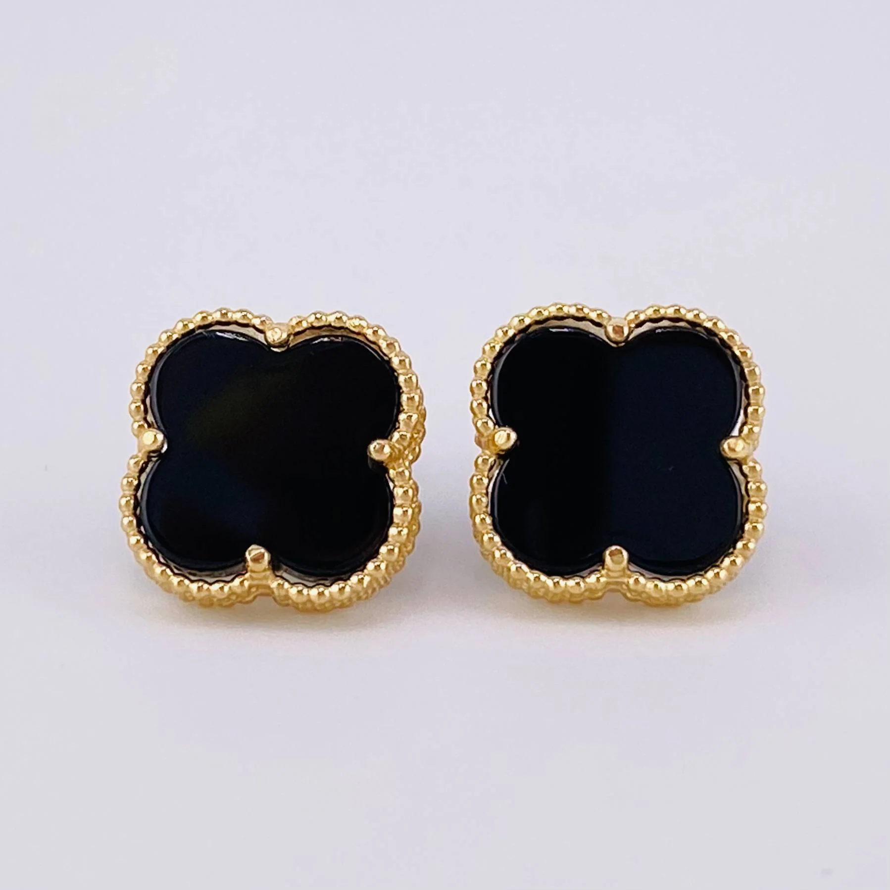 Topos Trebol Onix 3.95 g / 12.2 mm Oro Amarillo 18K