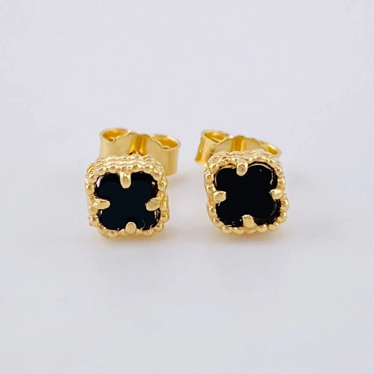 Topos Trebol Onix Negro 1.15 g / 5.05 mm Oro Amarillo 18K