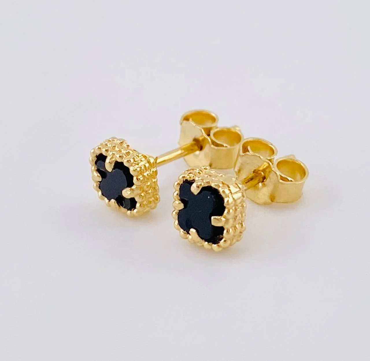Topos Trebol Onix Negro 1.15 g / 5.05 mm Oro Amarillo 18K - Image 2