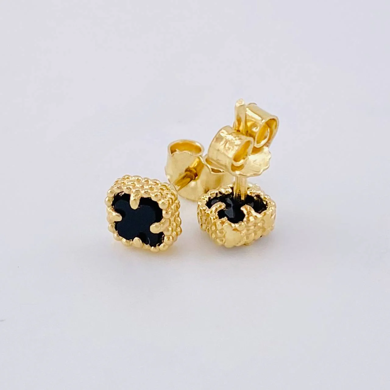 Topos Trebol Onix Negro 1.15 g / 5.05 mm Oro Amarillo 18K - Image 3